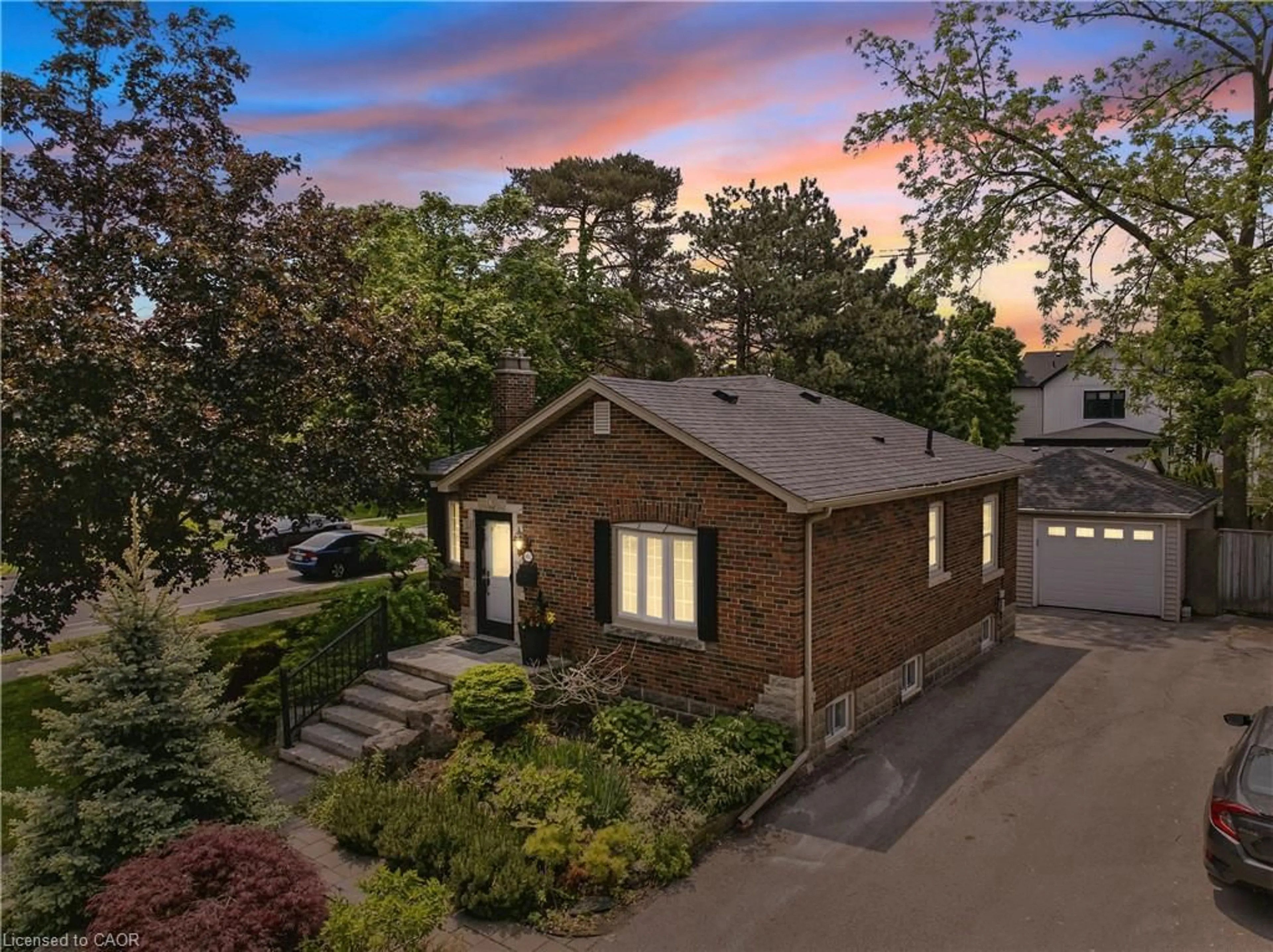 A pic from outside/outdoor area/front of a property/back of a property/a pic from drone, street for 462 Woodland Ave, Burlington Ontario L7R 2S1