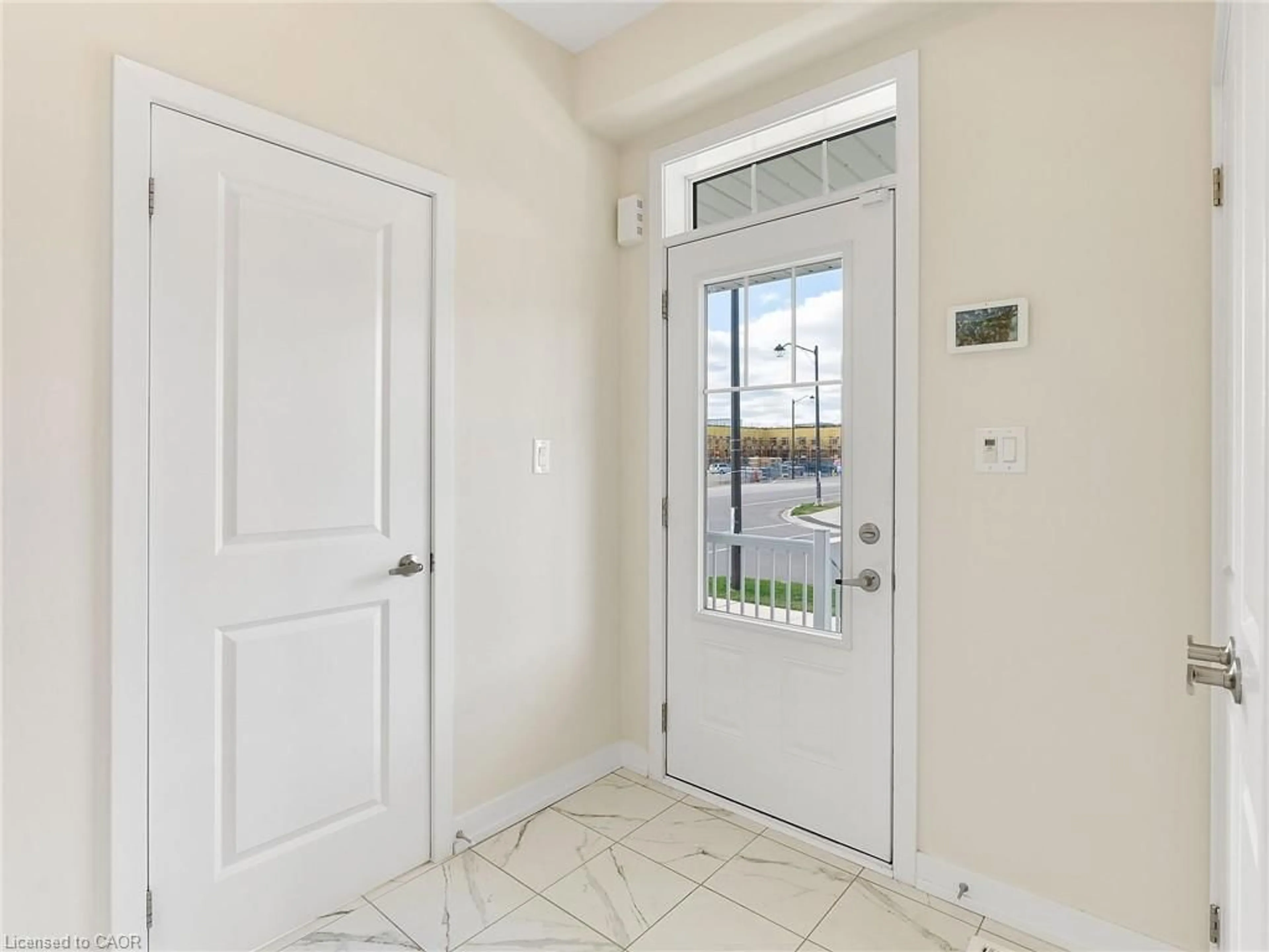 Indoor entryway for 170 Whithorn Cres, Caledonia Ontario N3W 0G7
