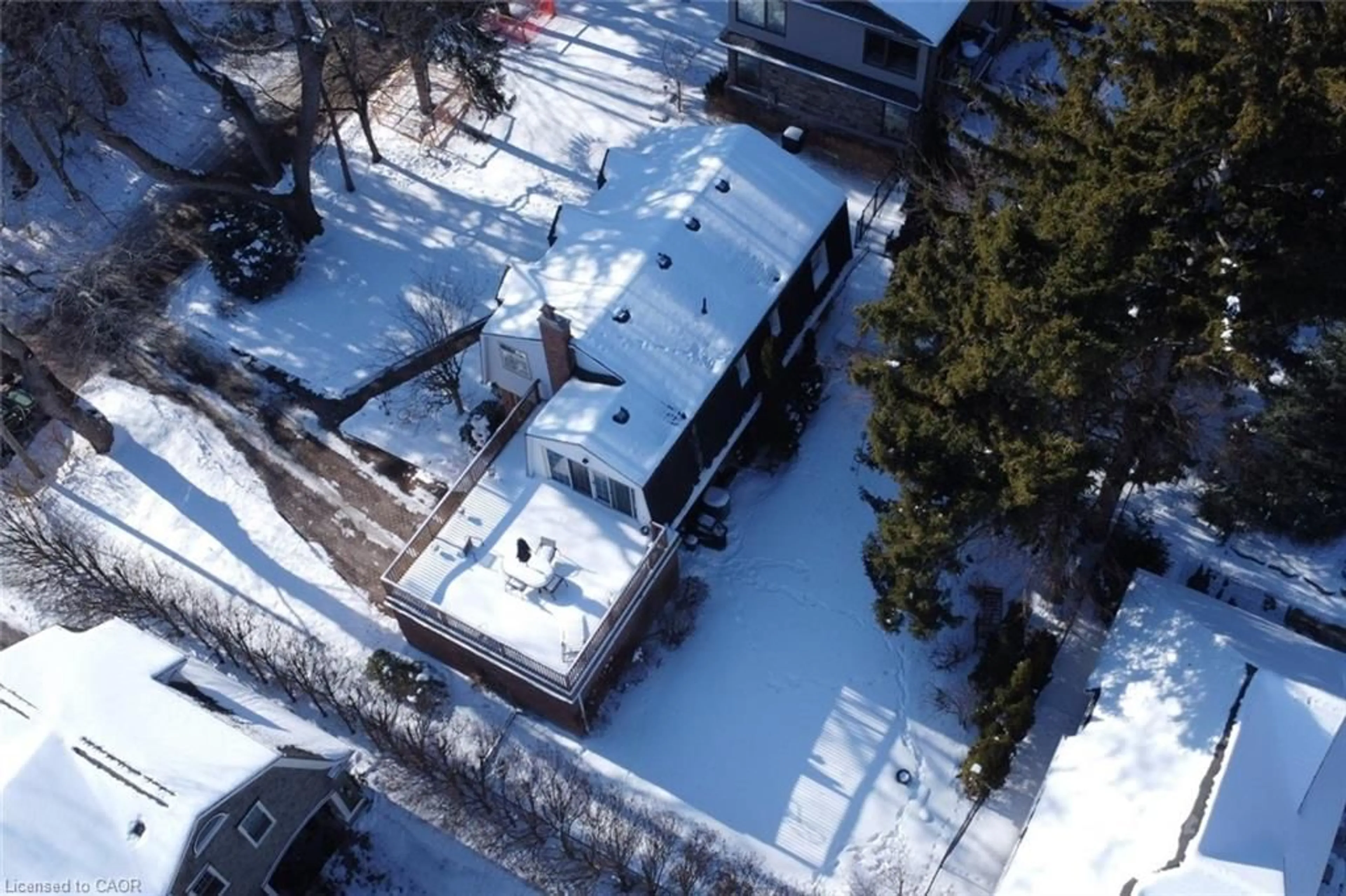 A pic from outside/outdoor area/front of a property/back of a property/a pic from drone, street for 25 Timber Lane, Oakville Ontario L6L 2Z4