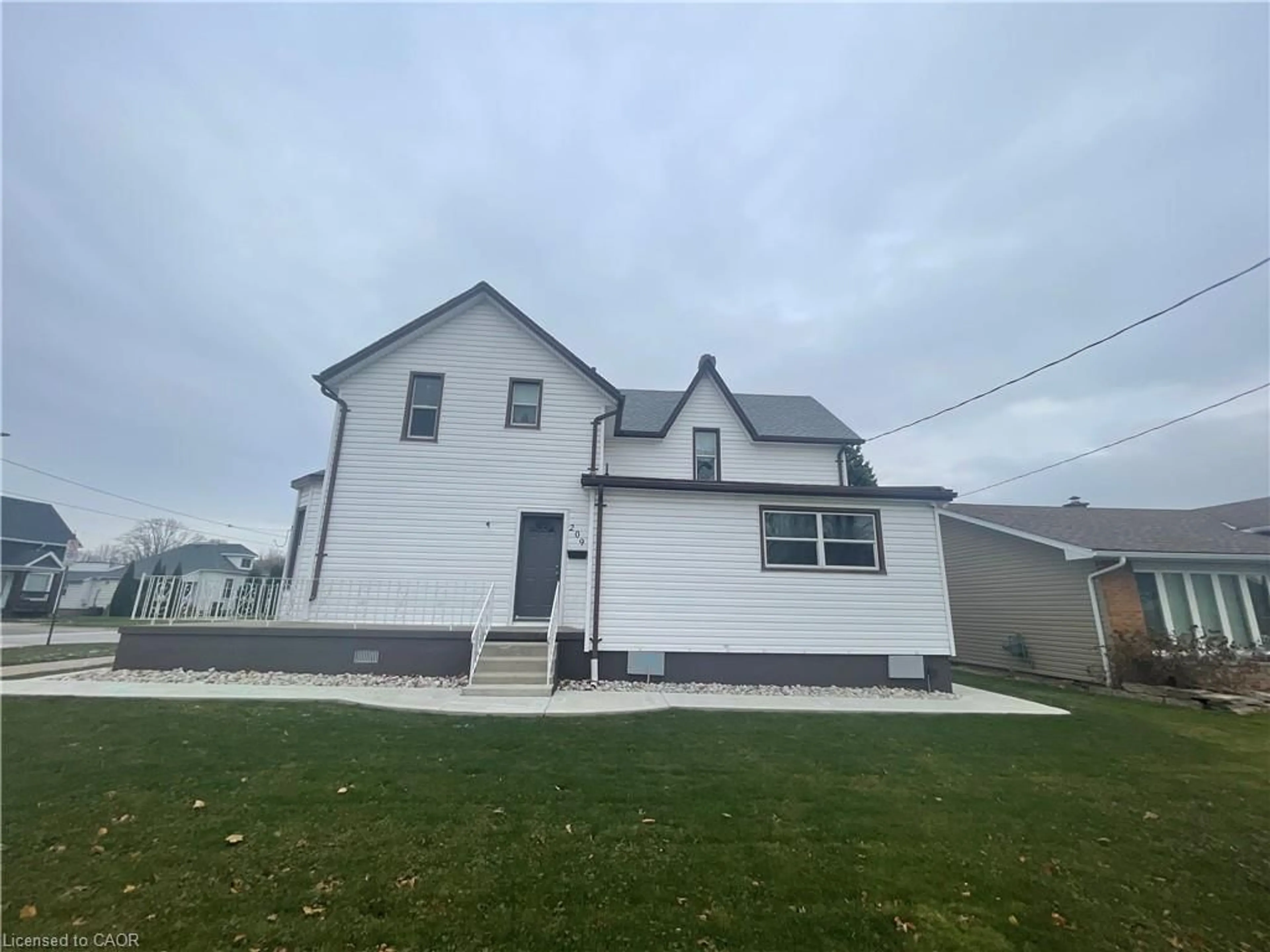 Home with vinyl exterior material, building for 209 Murray St, Wallaceburg Ontario N8A 1H6