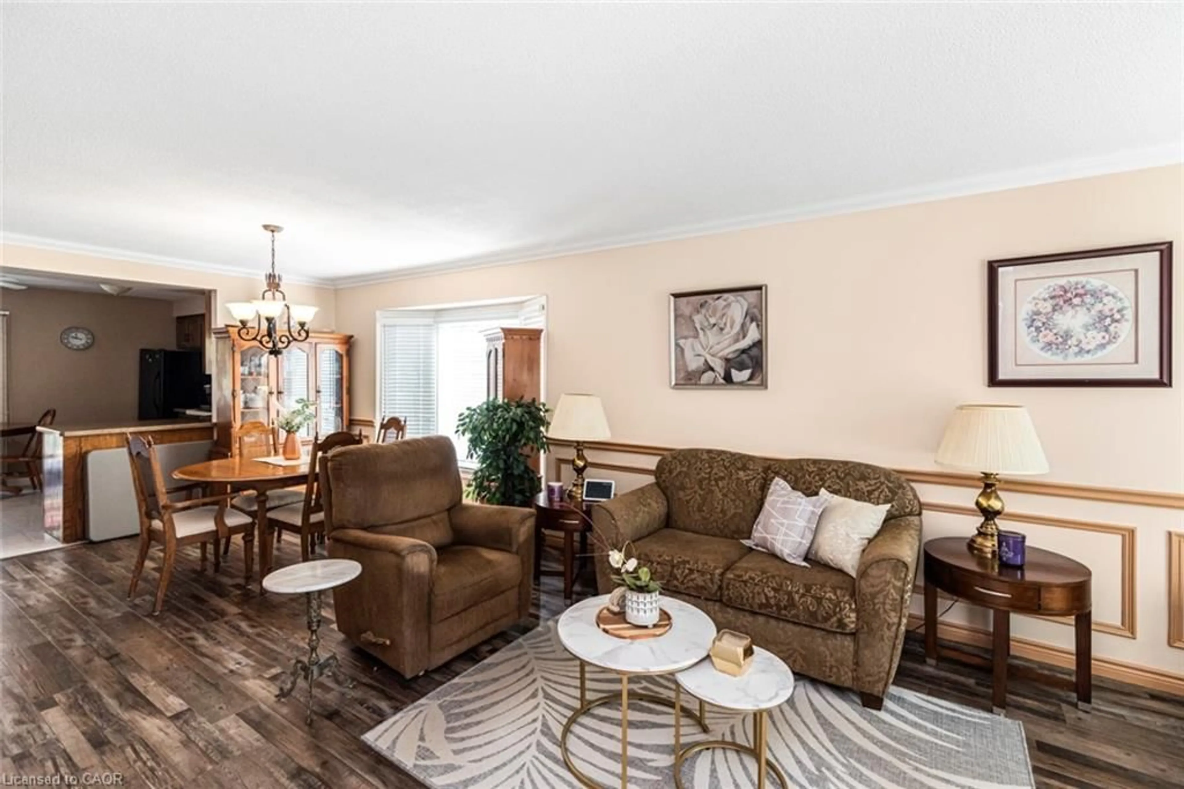 Living room with furniture, wood/laminate floor for 10 Wentworth Dr #36, Grimsby Ontario L3M 5G3