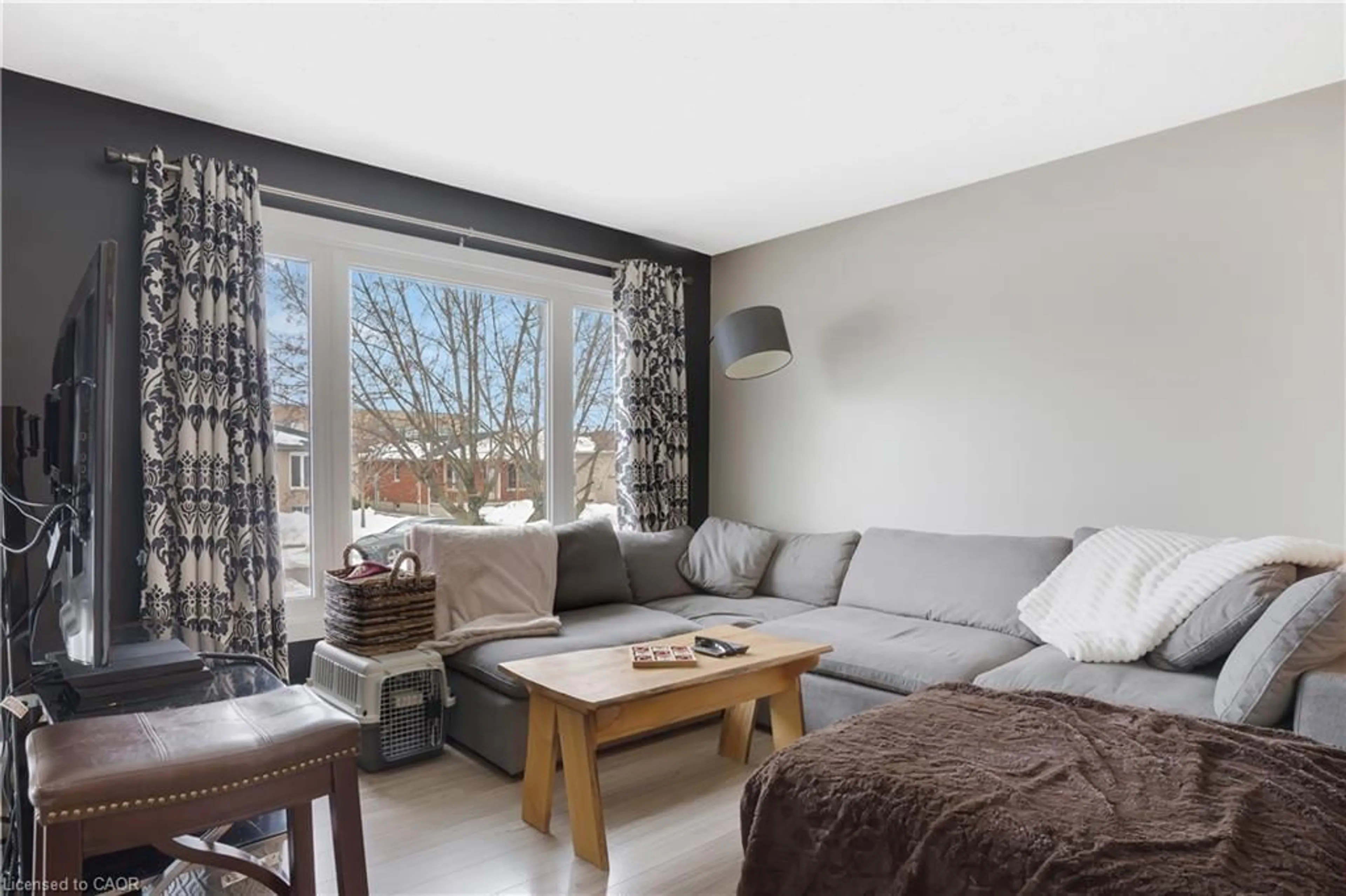 Living room with furniture, wood/laminate floor for 74 Bakersfield Dr, Cambridge Ontario N1R 6X6