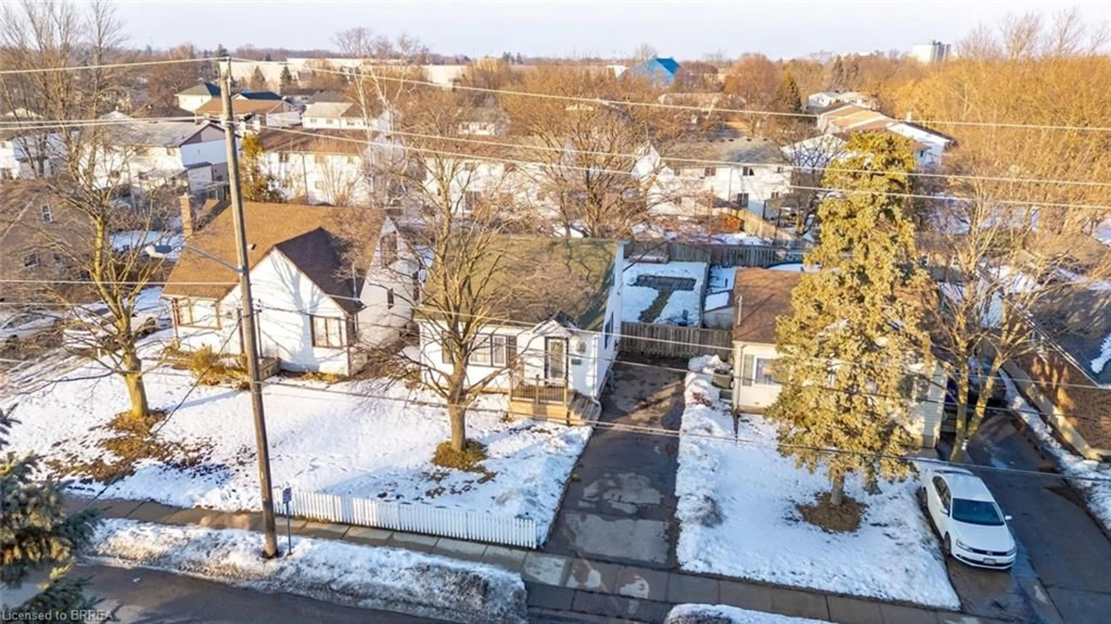 A pic from outside/outdoor area/front of a property/back of a property/a pic from drone, street for 67 Wood St, Brantford Ontario N3R 2L1