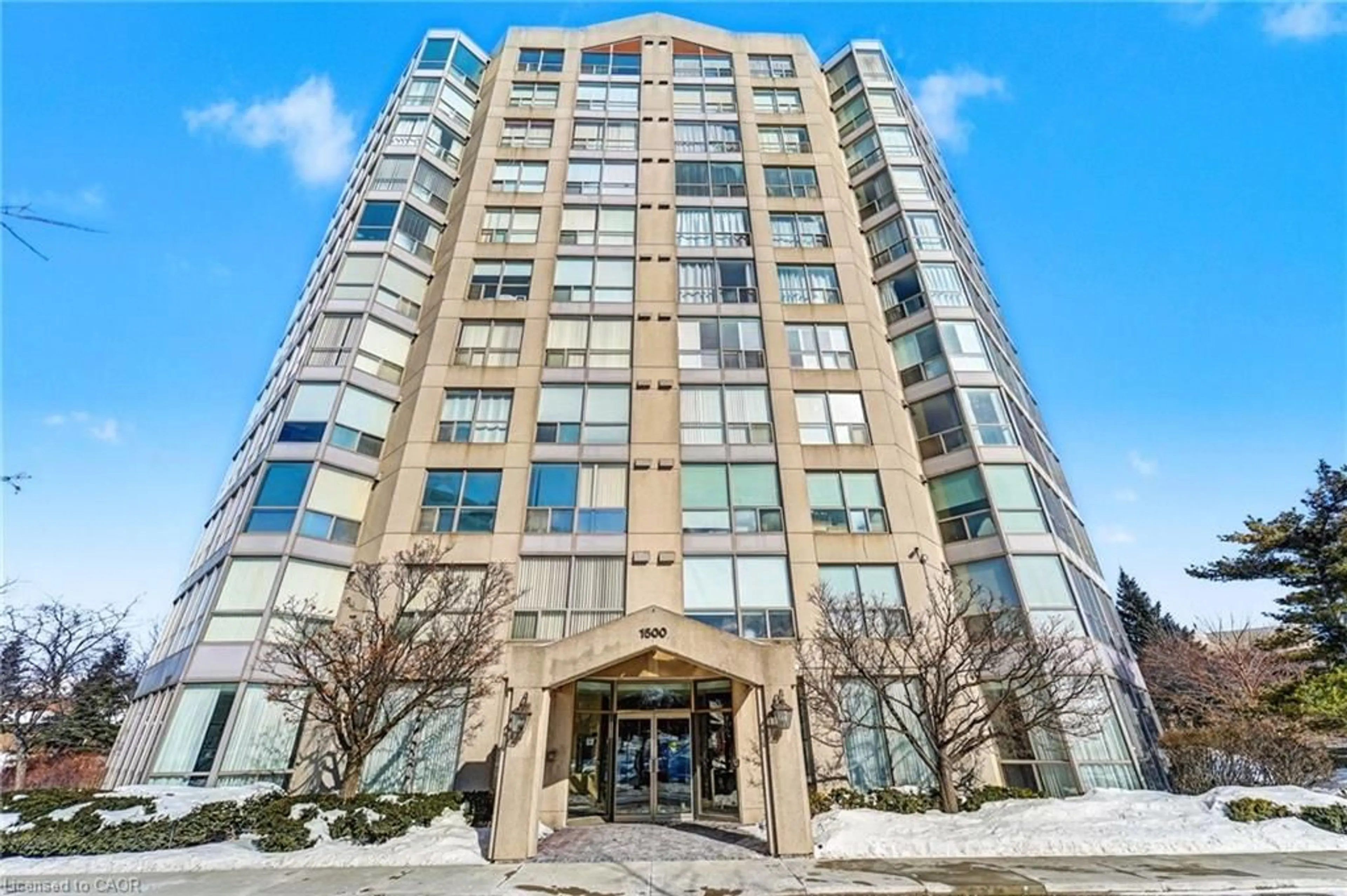 Indoor foyer for 1500 Grazia Crt #208, Mississauga Ontario L4W 4Z9