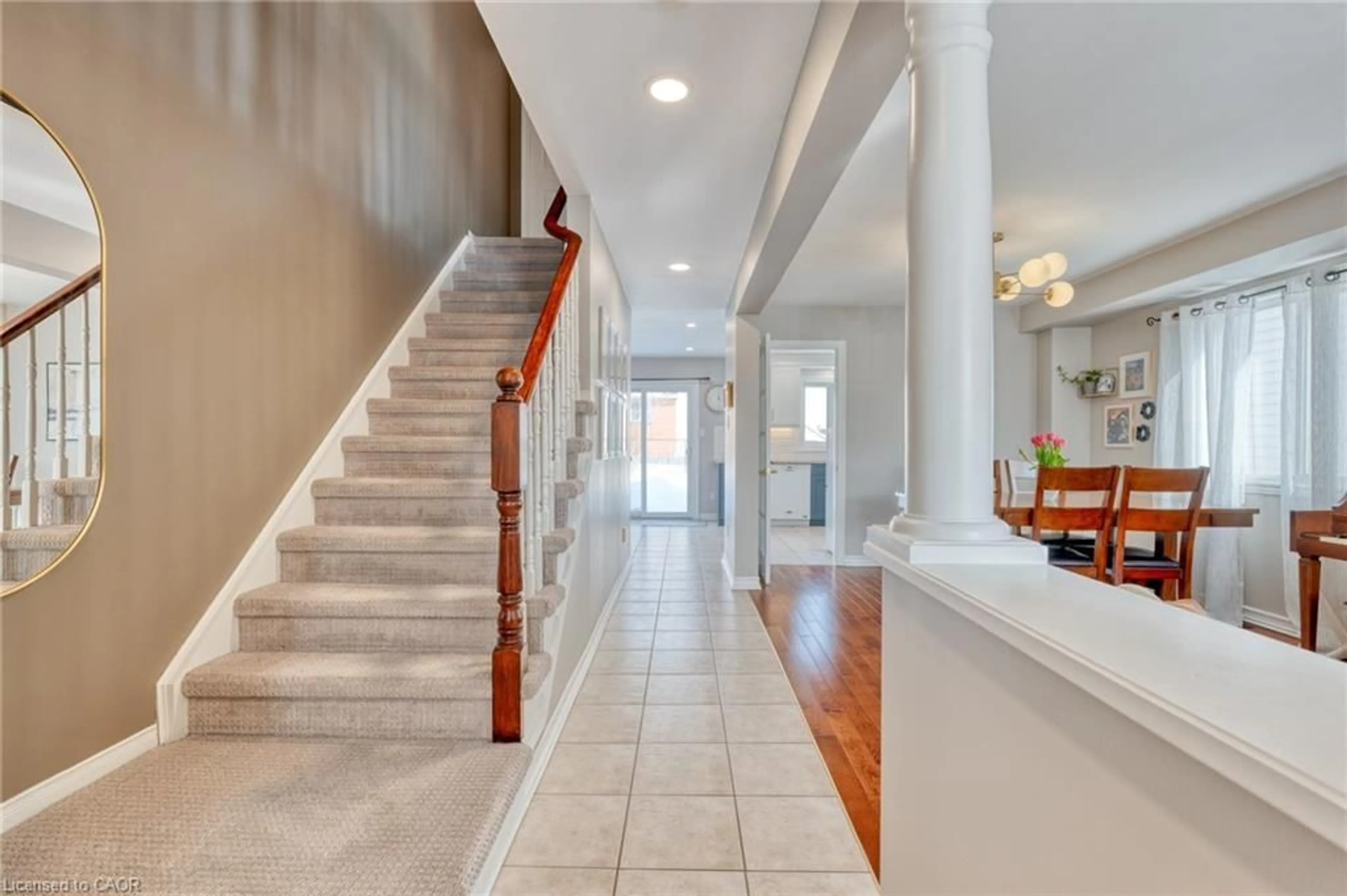 Indoor entryway for 4 Richview Dr, Hamilton Ontario L9B 2V5