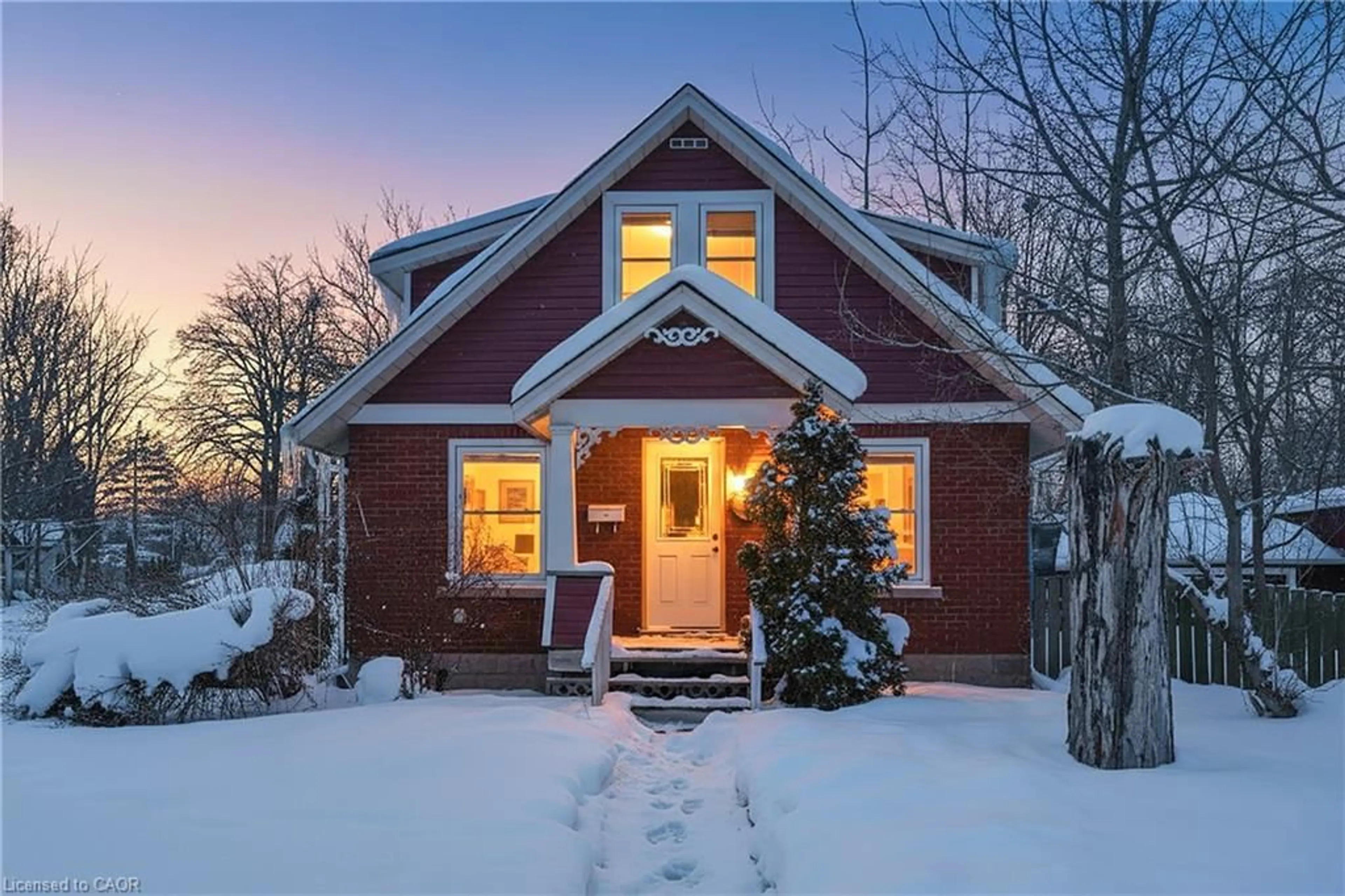 Home with brick exterior material, street for 5537 Prince Edward Ave, Niagara Falls Ontario L2G 5H7