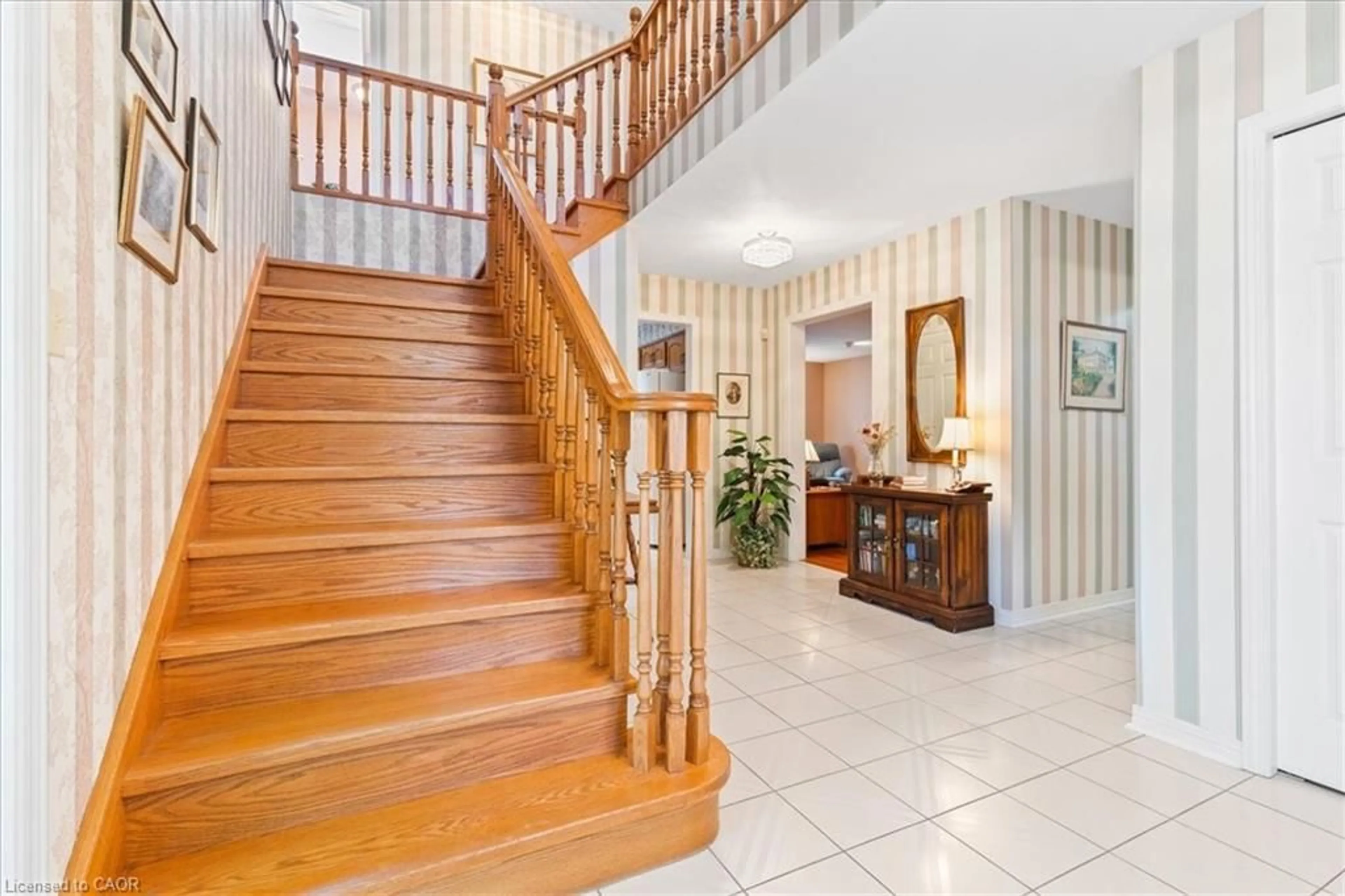 Indoor foyer for 599 Stonebury Cres, Waterloo Ontario N2K 3R2