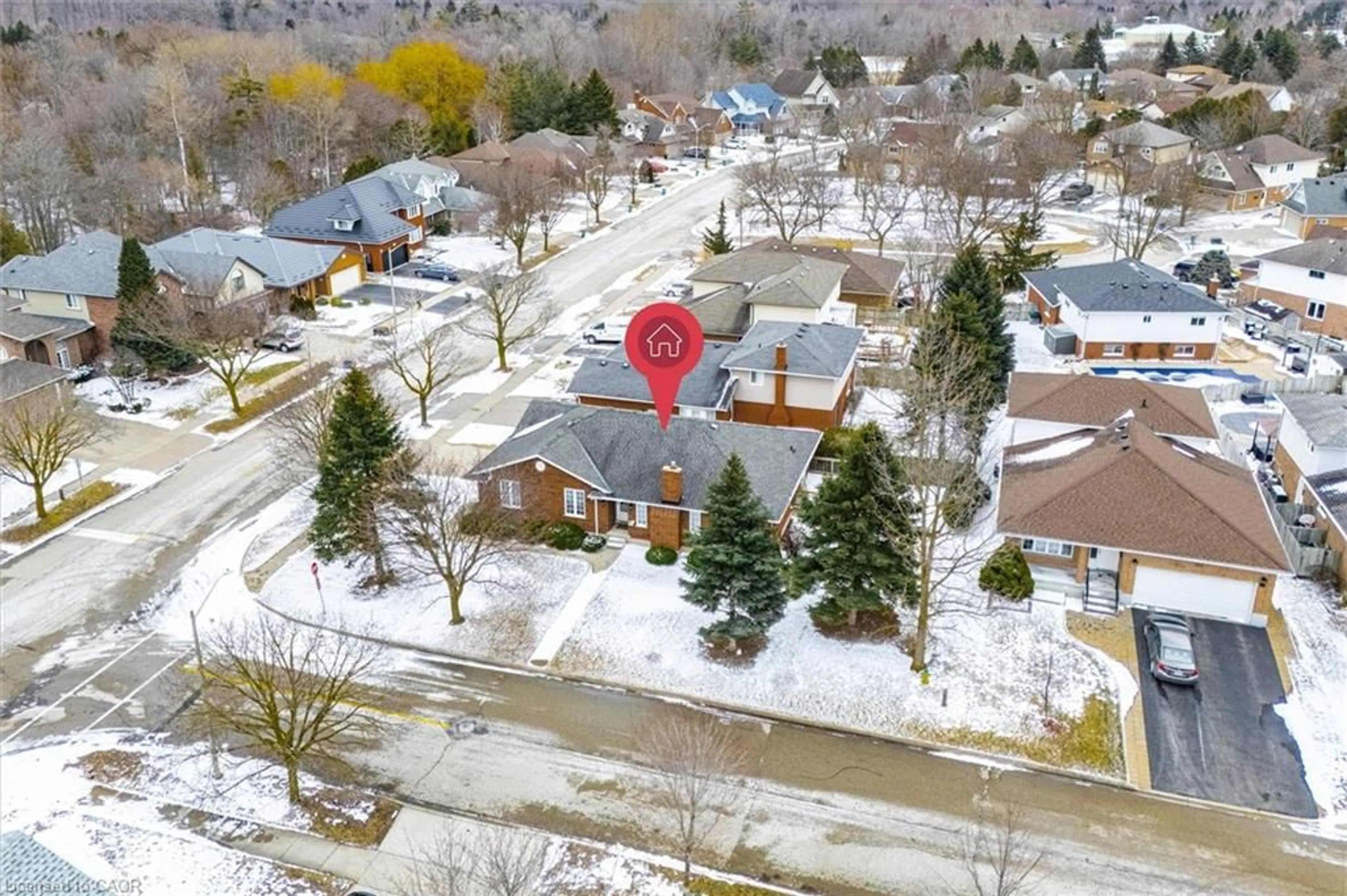 A pic from outside/outdoor area/front of a property/back of a property/a pic from drone, street for 556 Stanwood Cres, Waterloo Ontario N2K 3P3
