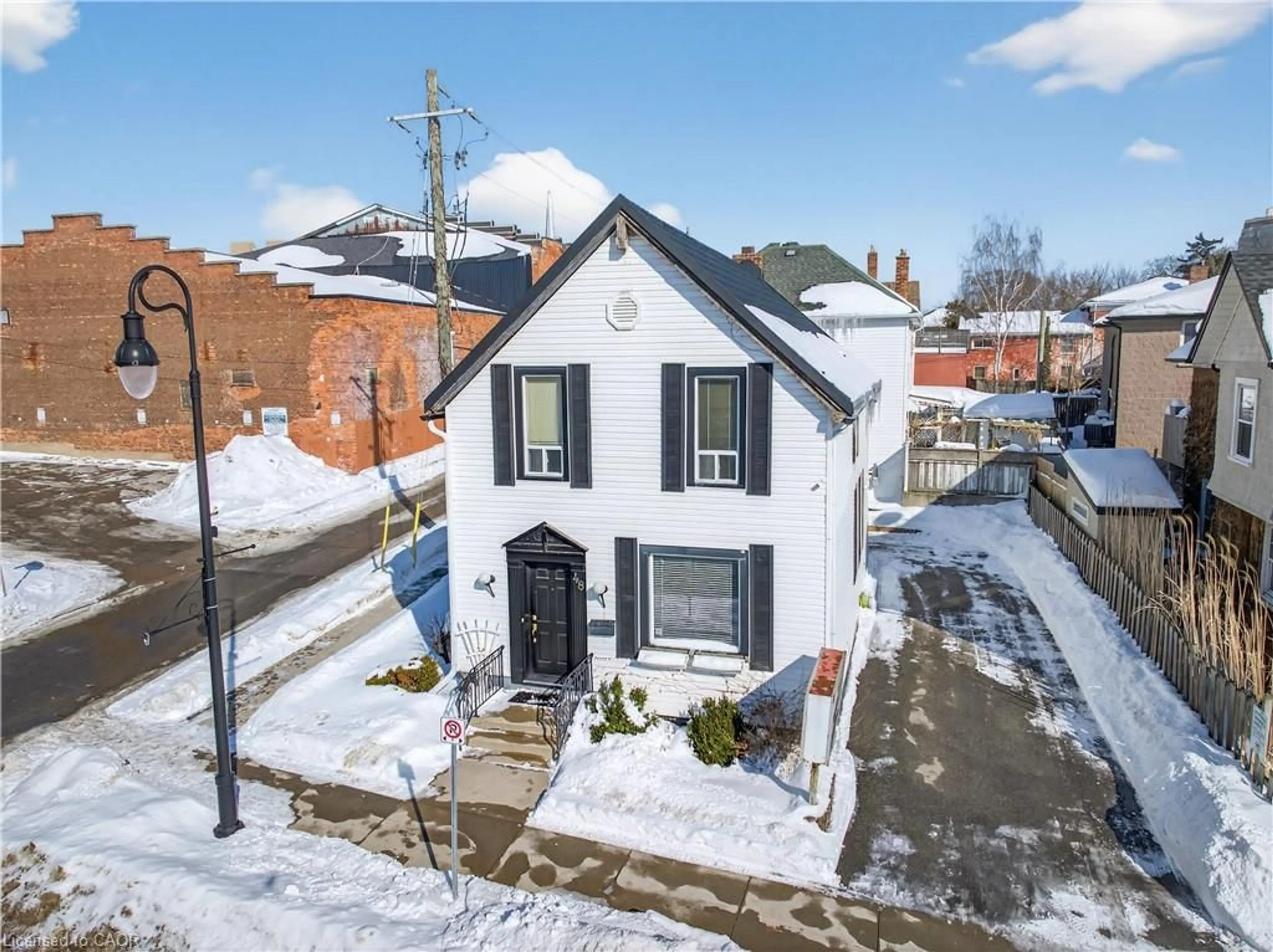 A pic from outside/outdoor area/front of a property/back of a property/a pic from drone, street for 48 Carlisle St, St. Catharines Ontario L2R 4H4