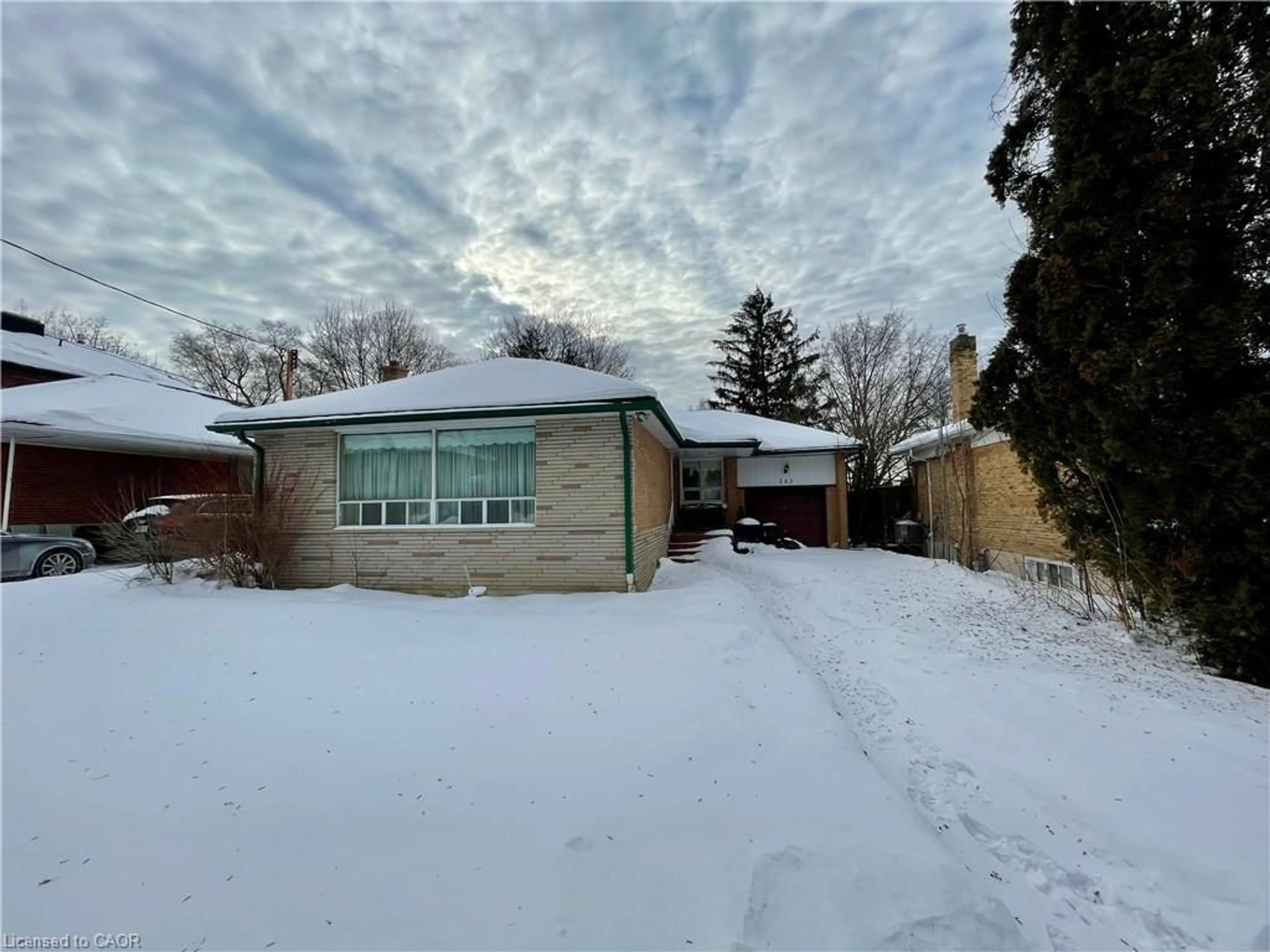 A pic from outside/outdoor area/front of a property/back of a property/a pic from drone, street for 283 Betty Ann Dr, North York Ontario M2R 1A9