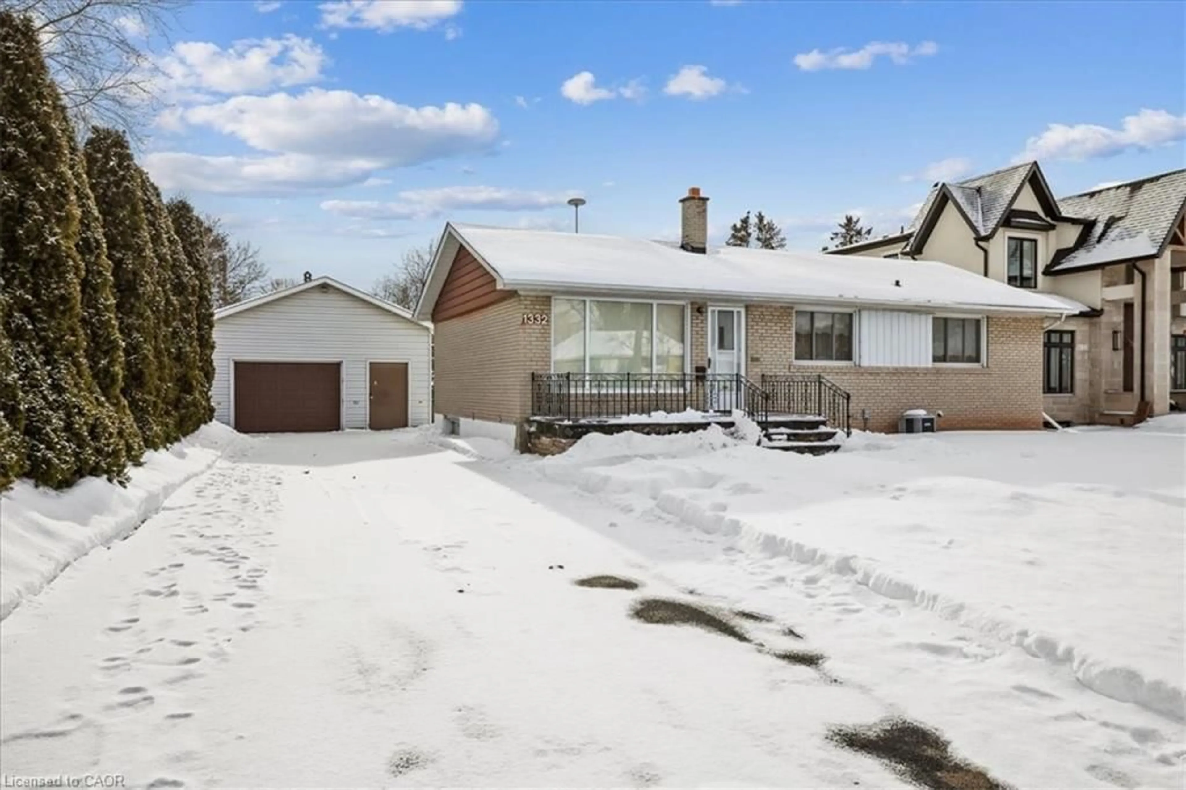 A pic from outside/outdoor area/front of a property/back of a property/a pic from drone, street for 1332 Rebecca St, Oakville Ontario L6L 1Z4