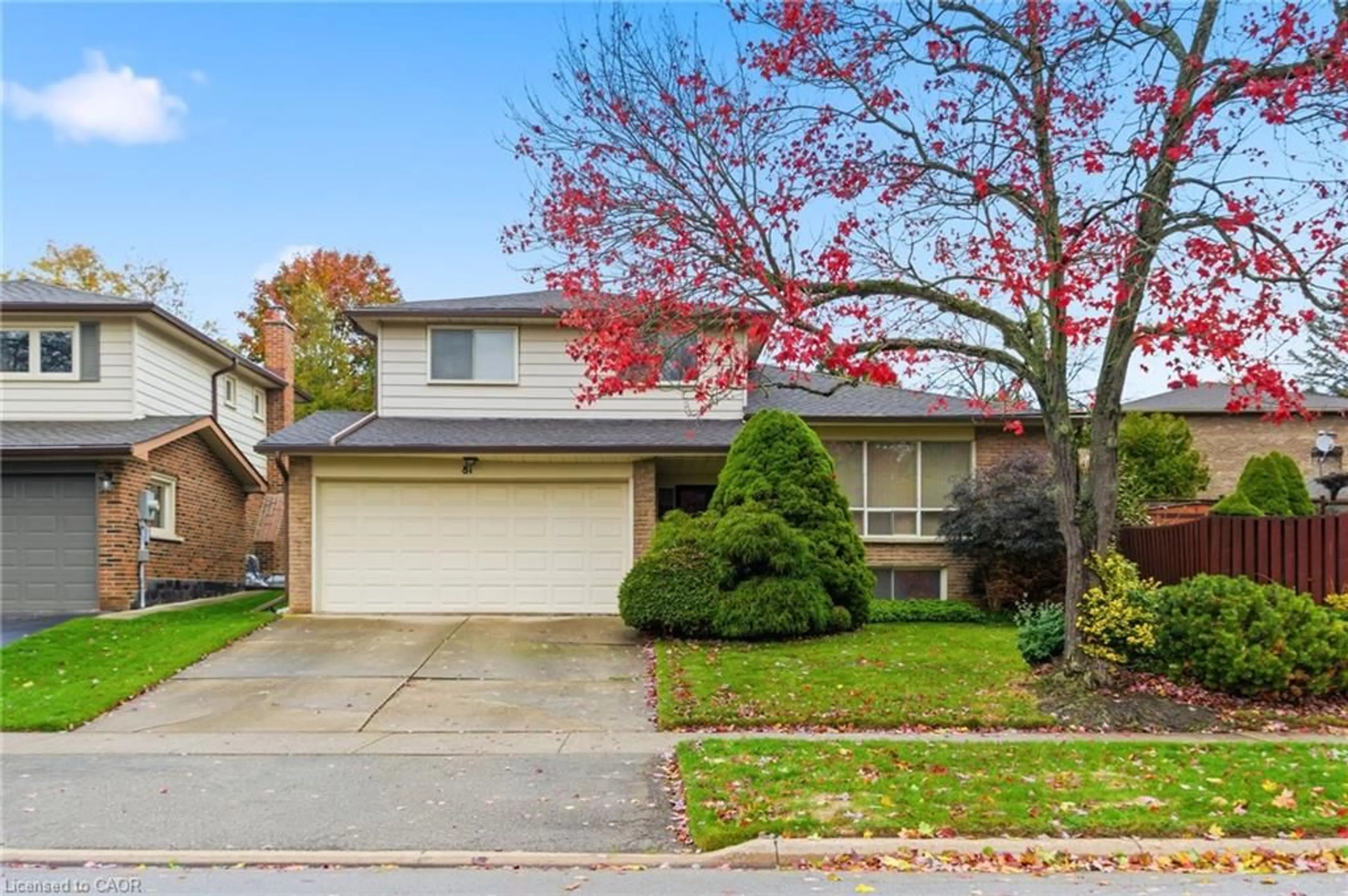 Home with vinyl exterior material, street for 81 Highland Park Dr, Dundas Ontario L9H 6G5