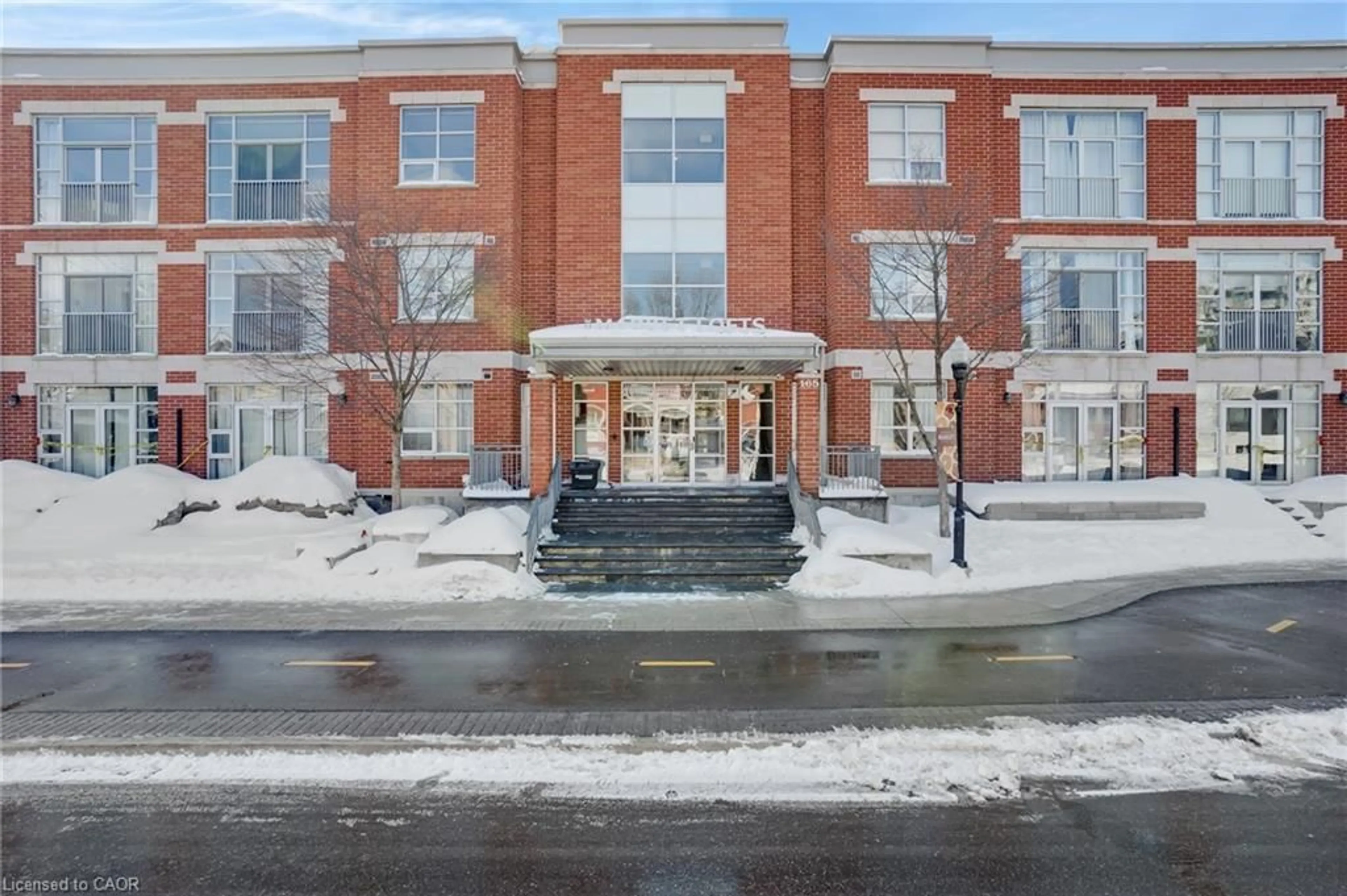 Indoor foyer for 165 Duke St #218, Kitchener Ontario N2H 6T8