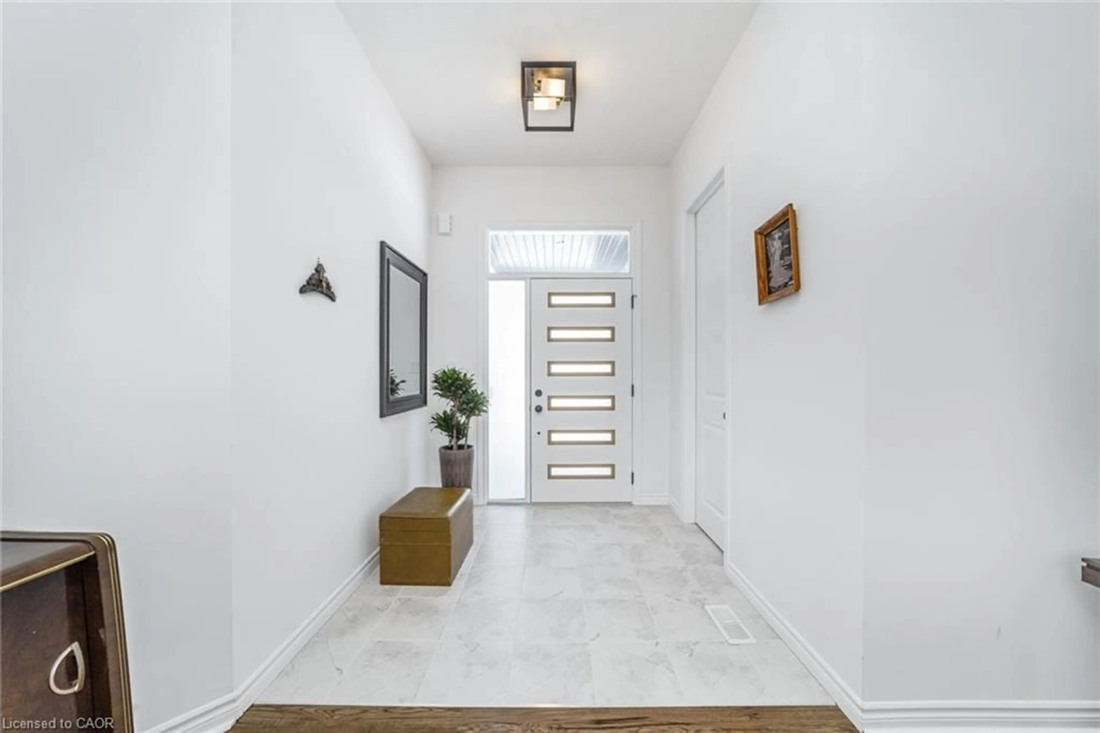 Indoor entryway for 158 Savannah Ridge Dr, Paris Ontario N3L 0L5