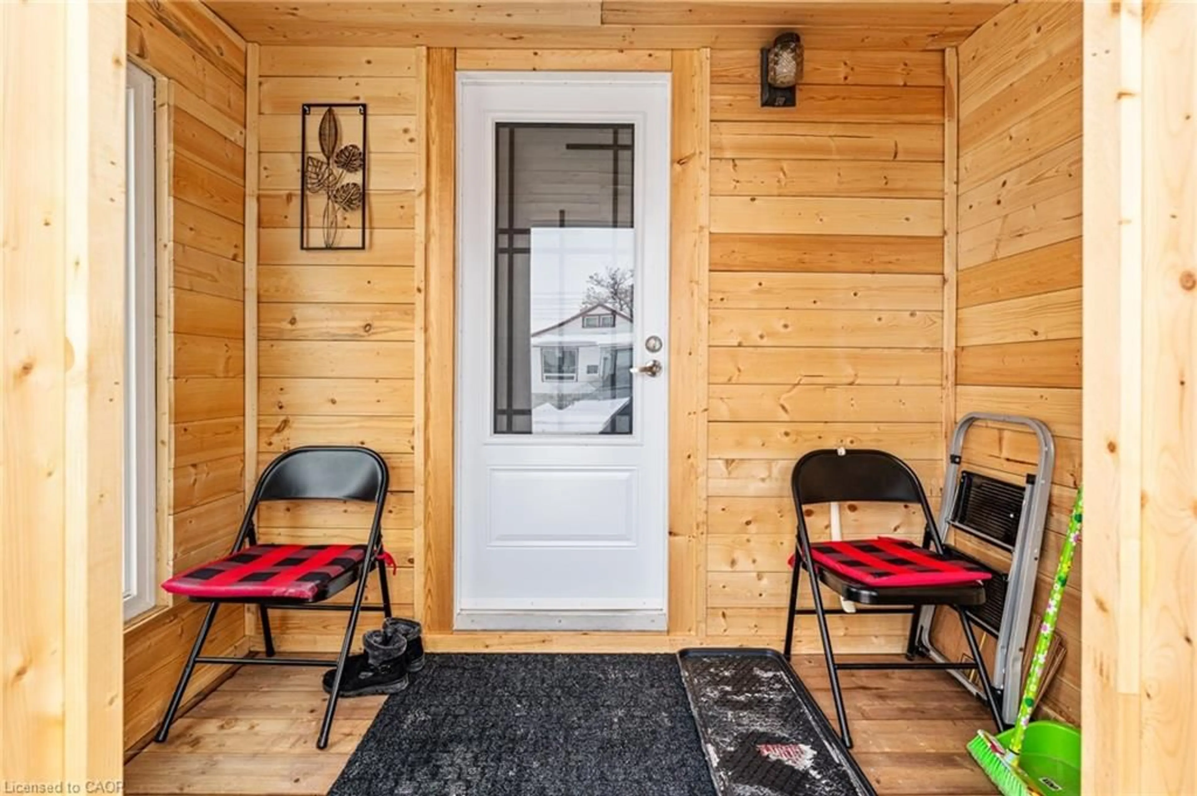 Indoor entryway for 4456 Sixth Ave, Niagara Falls Ontario L2E 4T1