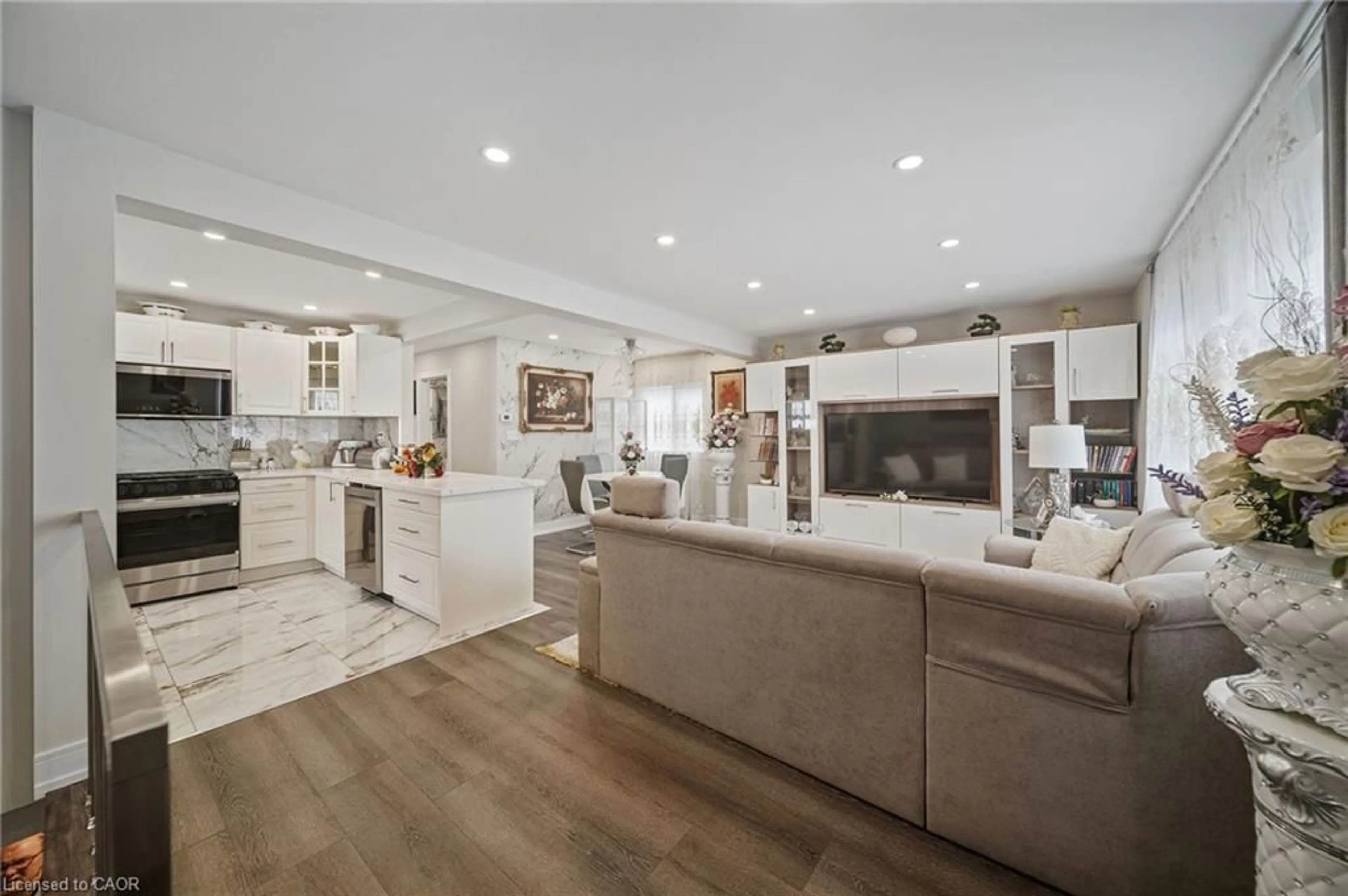 Open concept kitchen, unknown for 4456 Sixth Ave, Niagara Falls Ontario L2E 4T1