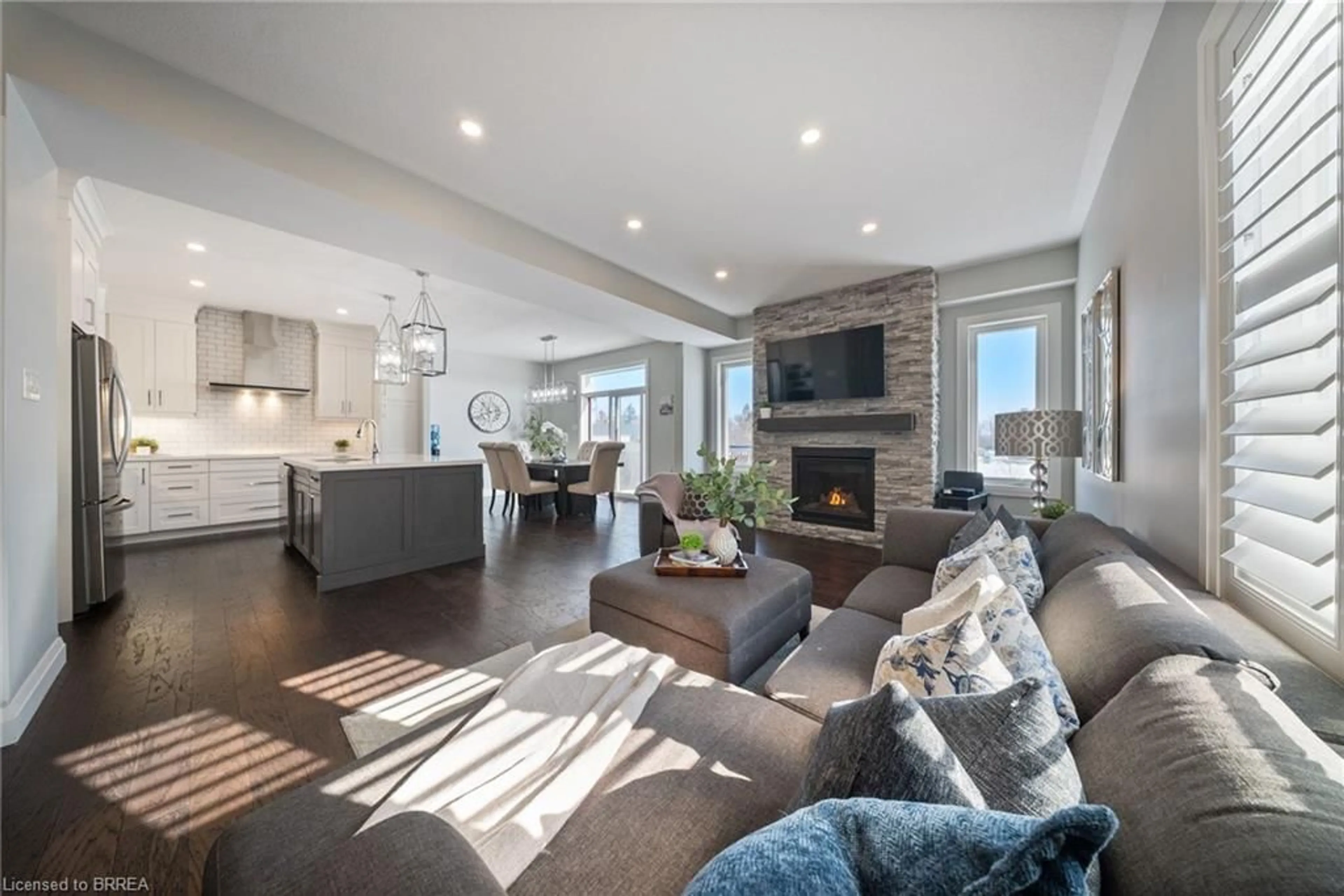 Living room with furniture, unknown for 18 Whiting Dr, Paris Ontario N3L 0H3