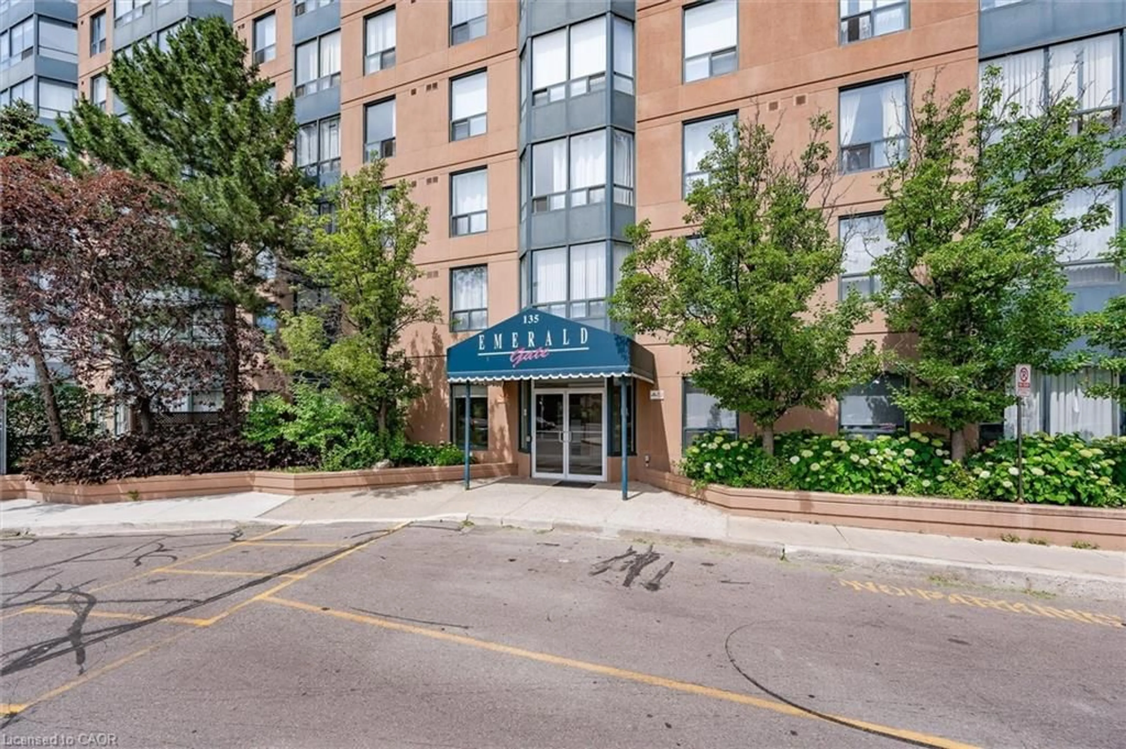 Indoor foyer for 135 Hillcrest Ave #507, Mississauga Ontario L5B 4B1