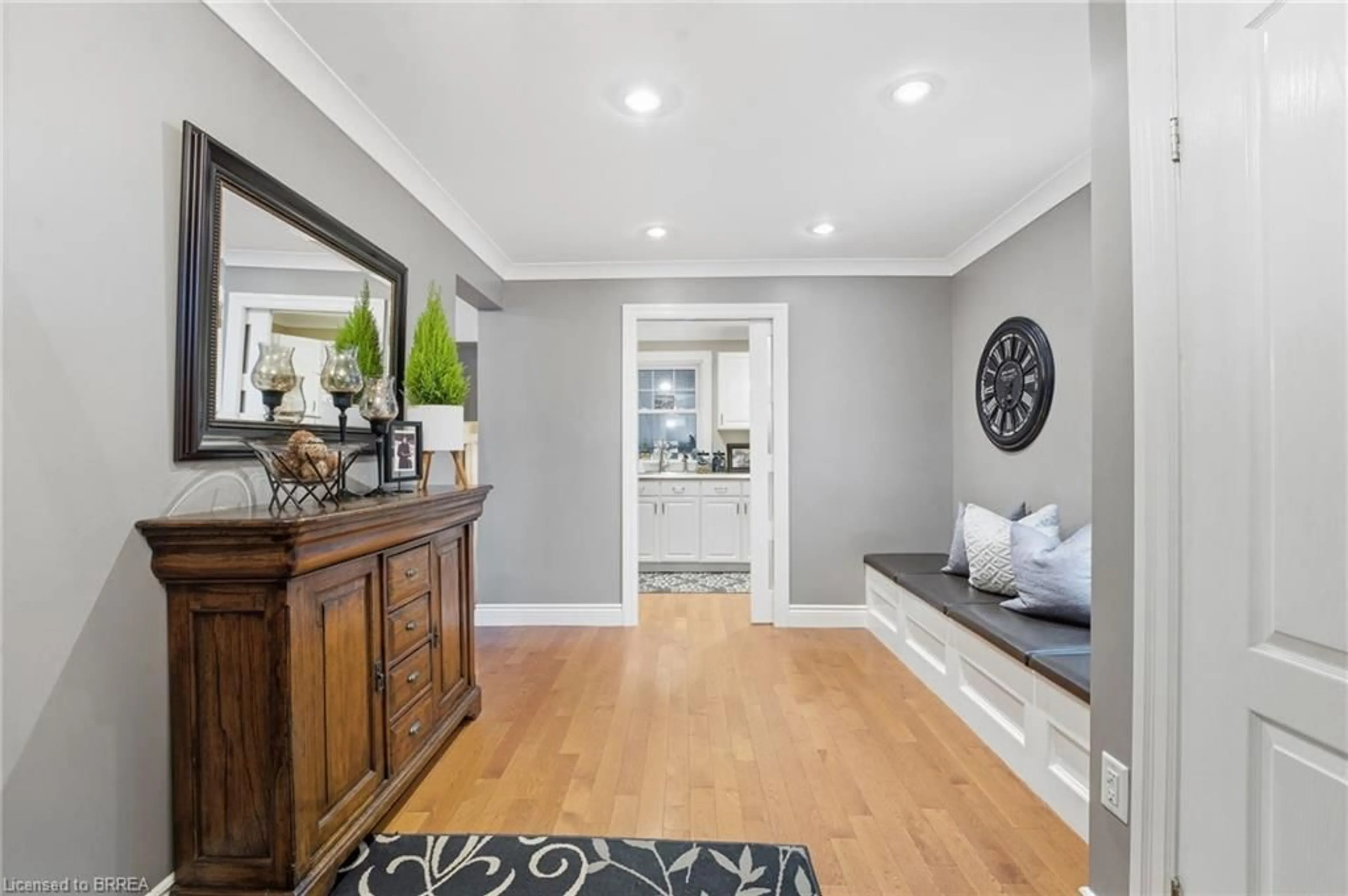 Indoor entryway for 86 Elm St, Brantford Ontario N3R 4V2