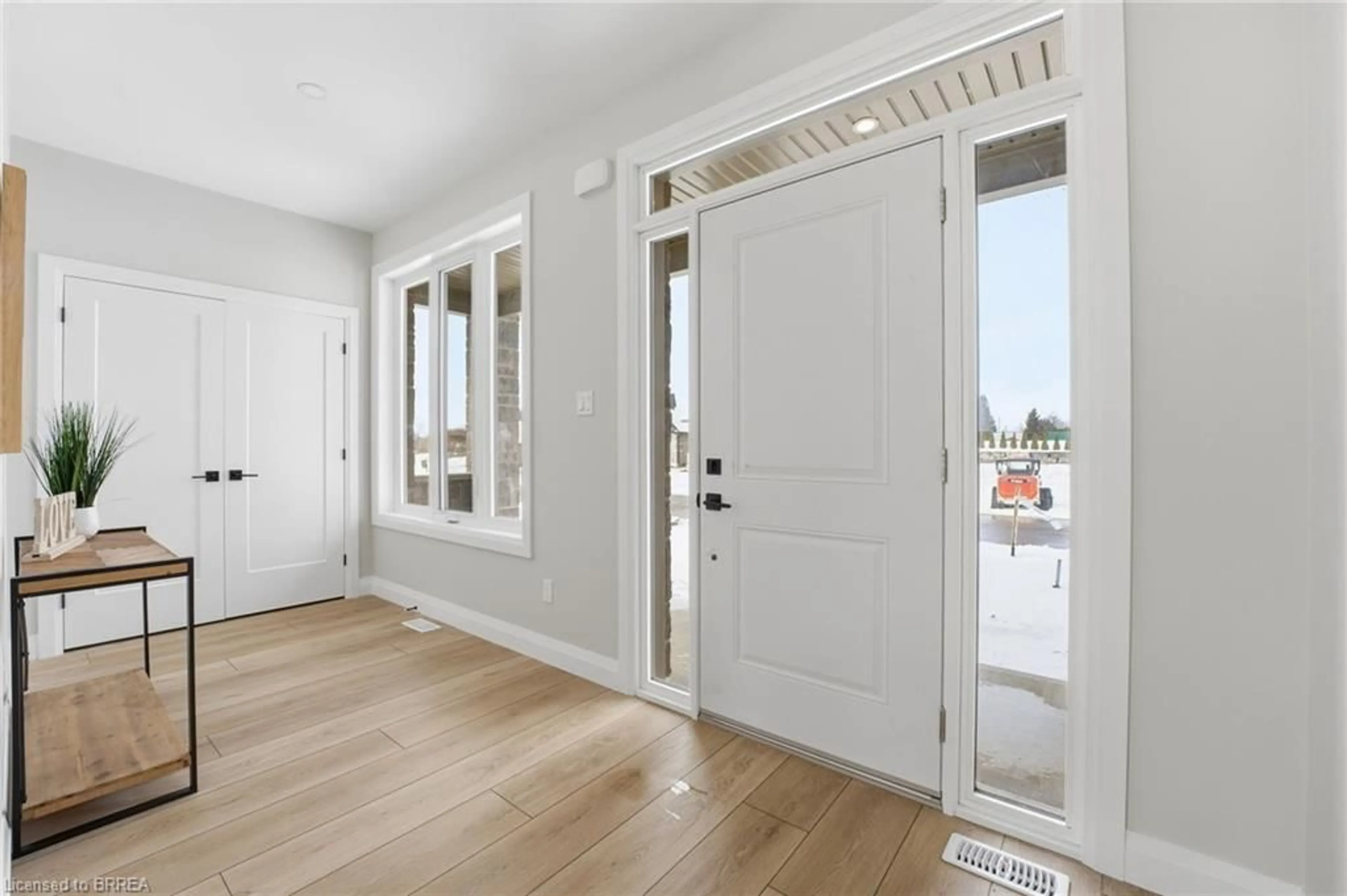 Indoor entryway for 105 Vanrooy Trail, Waterford Ontario N0E 1Y0