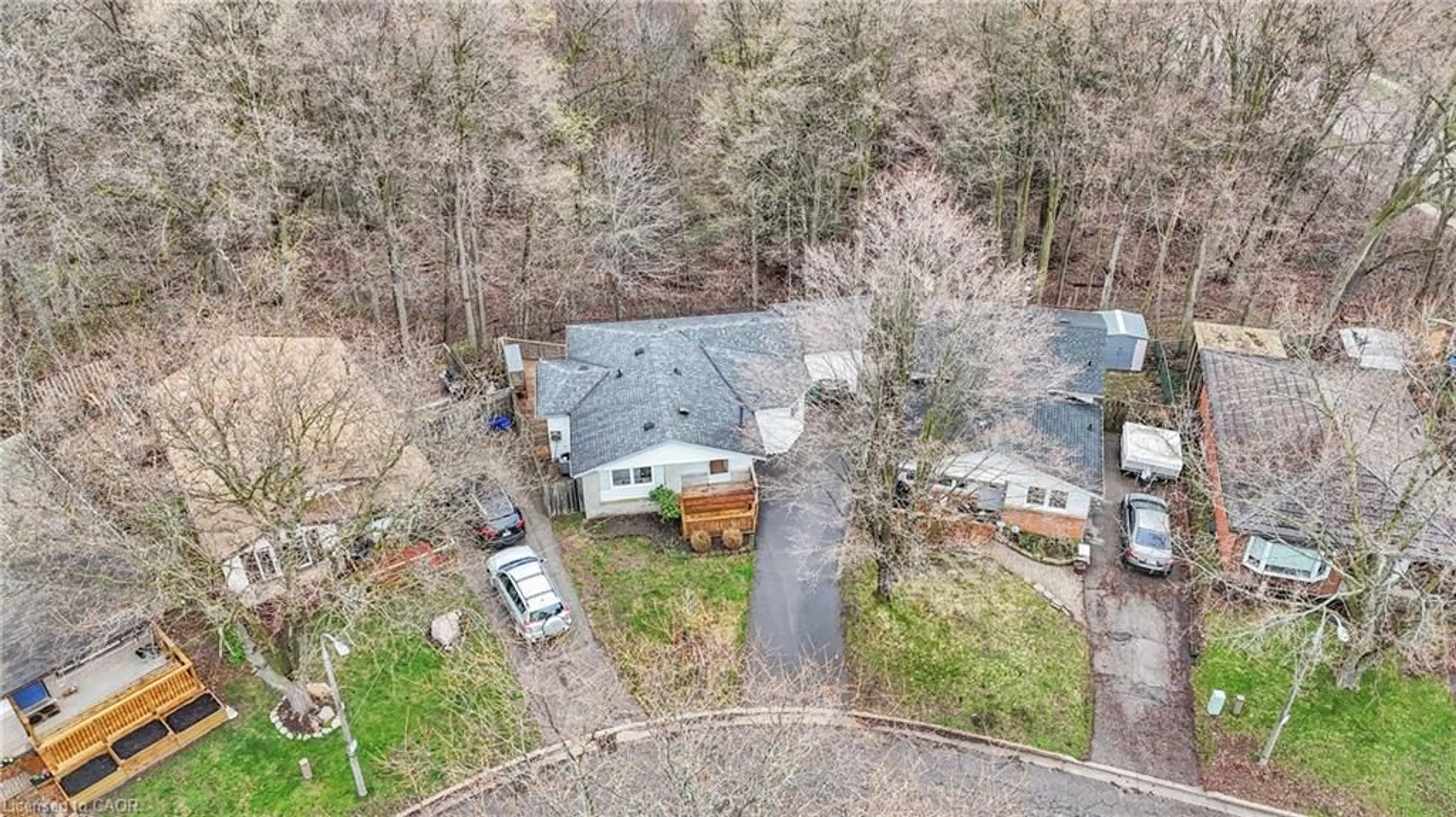 A pic from outside/outdoor area/front of a property/back of a property/a pic from drone, unknown for 22 Blackhorne Cres, Kitchener Ontario N2E 1T1