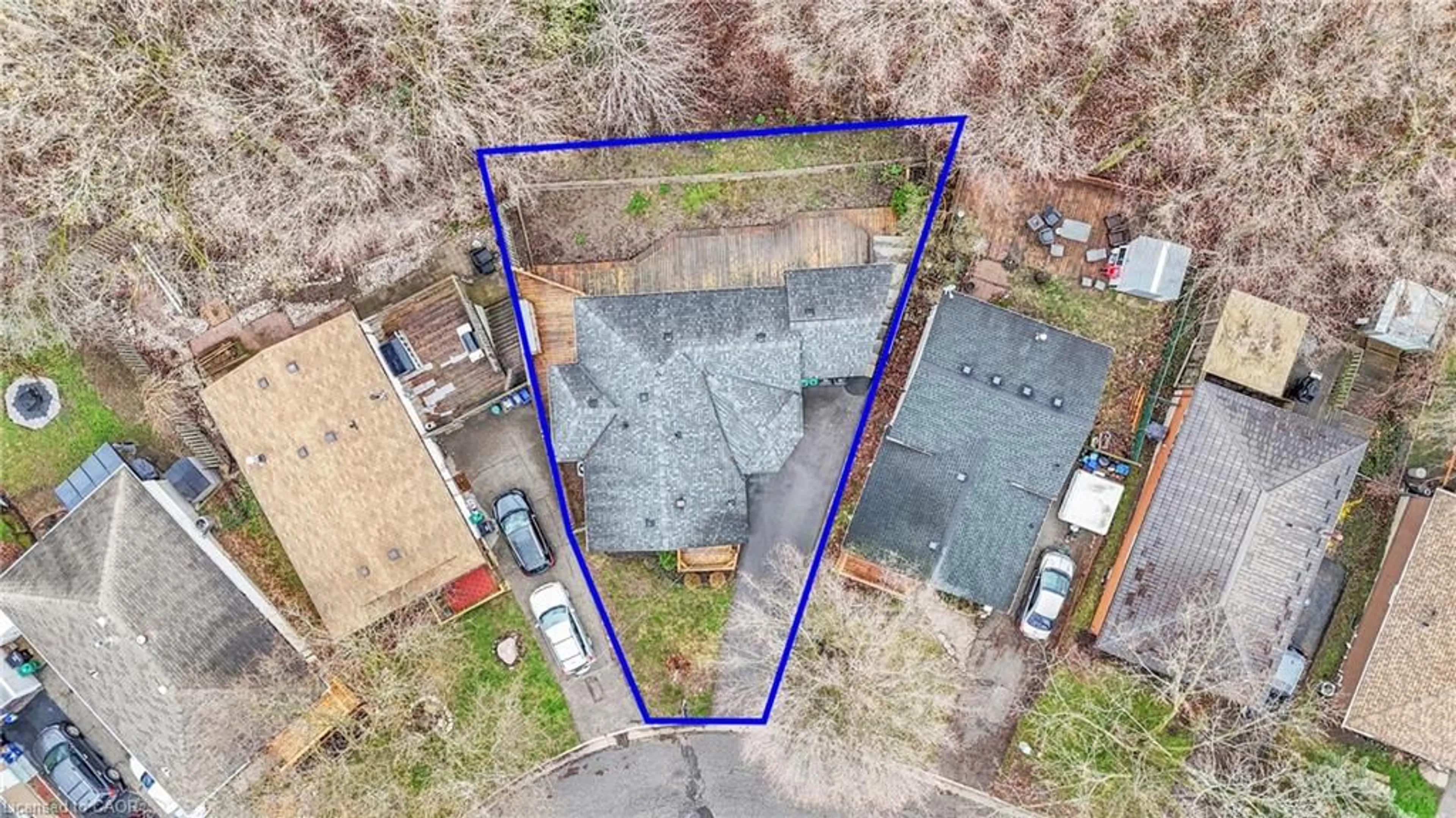 A pic from outside/outdoor area/front of a property/back of a property/a pic from drone, building for 22 Blackhorne Cres, Kitchener Ontario N2E 1T1