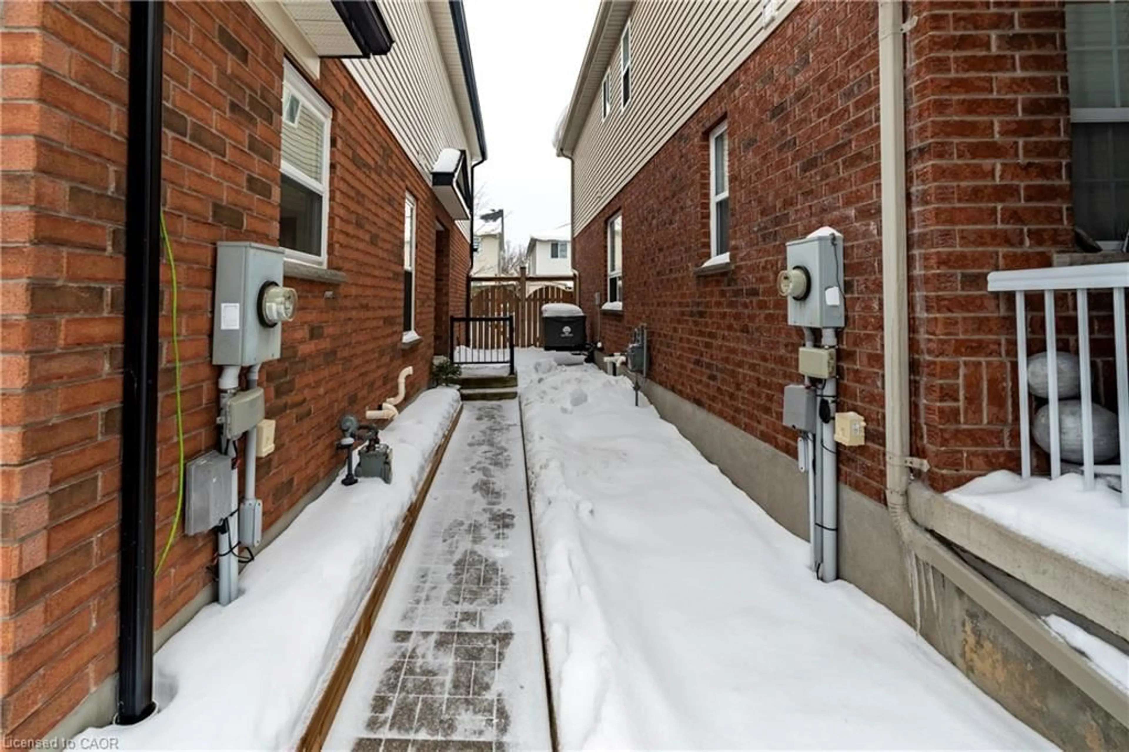 Patio, street for 503 Dansbury Dr, Waterloo Ontario N2K 4K8