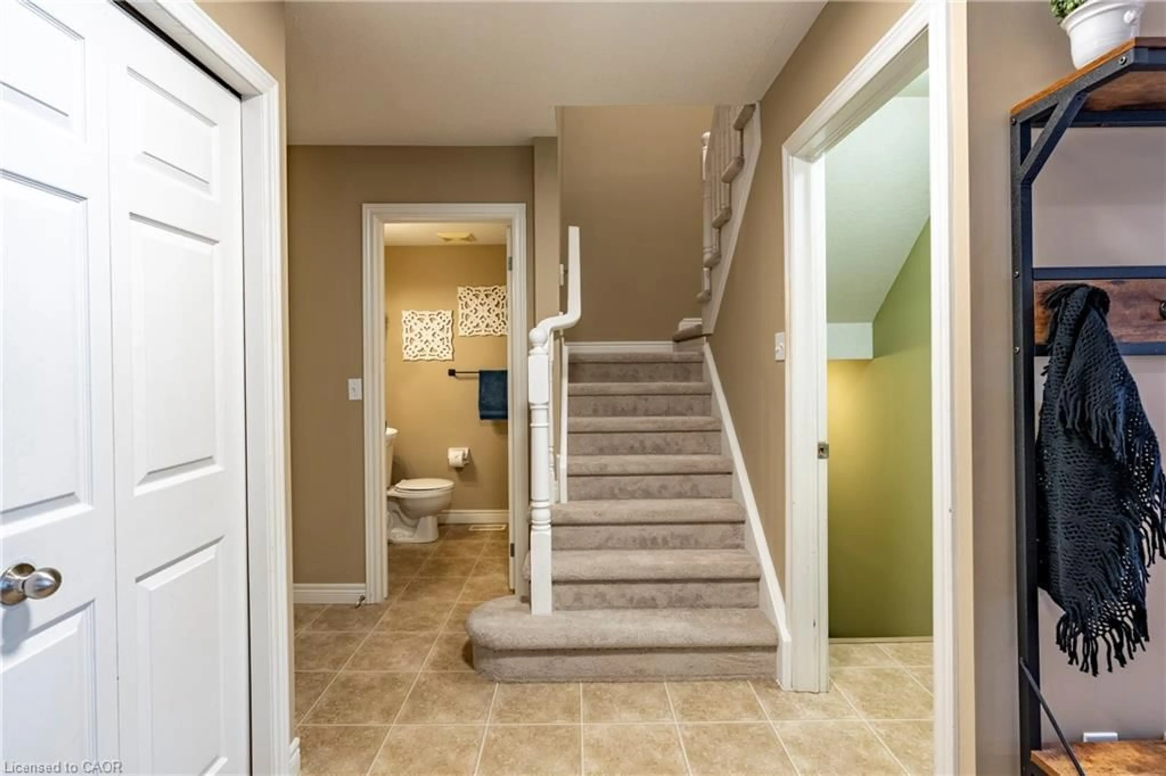 Indoor entryway for 503 Dansbury Dr, Waterloo Ontario N2K 4K8