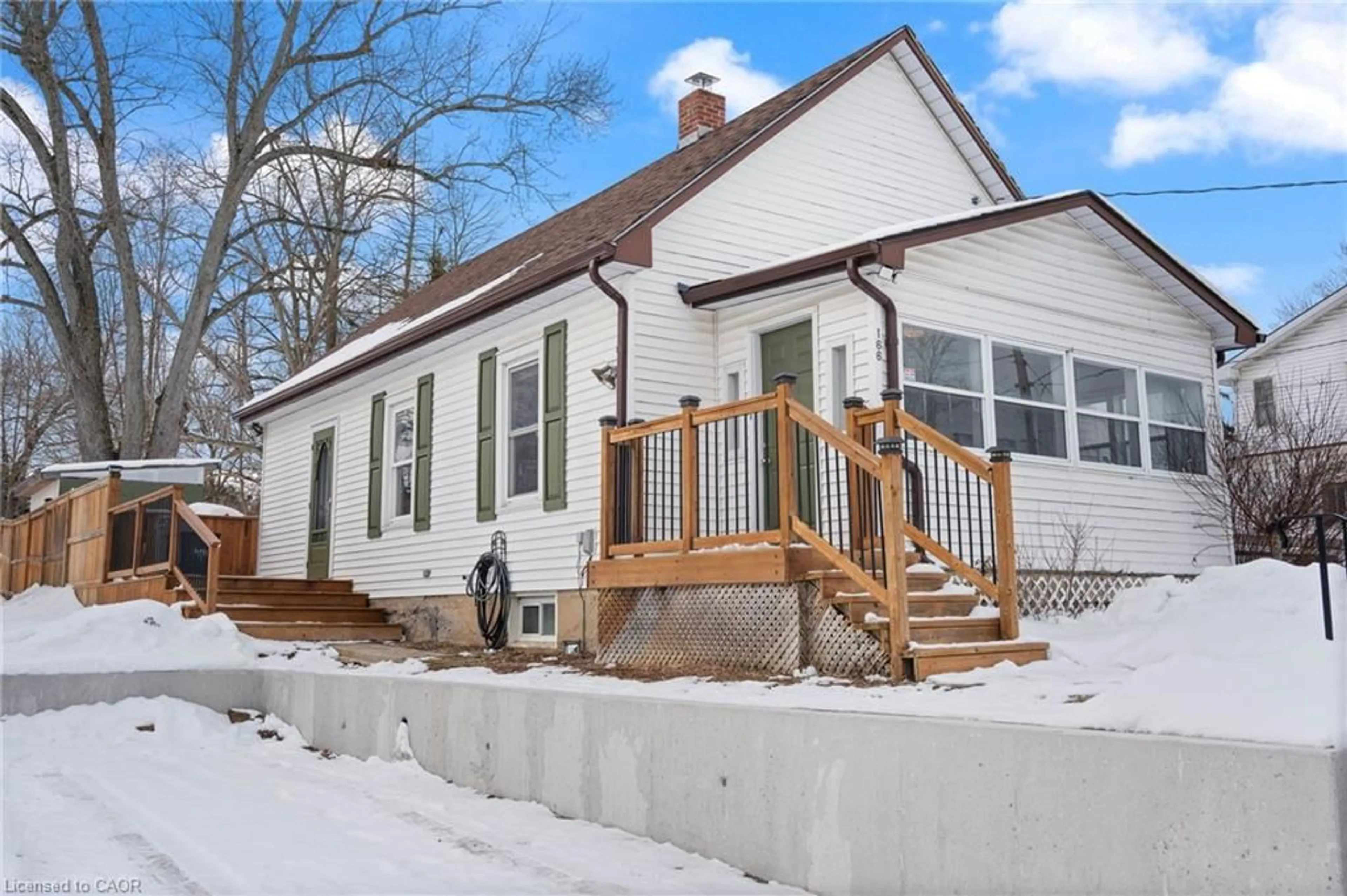 Home with vinyl exterior material, street for 166 Queen St, Simcoe Ontario N3Y 3C6