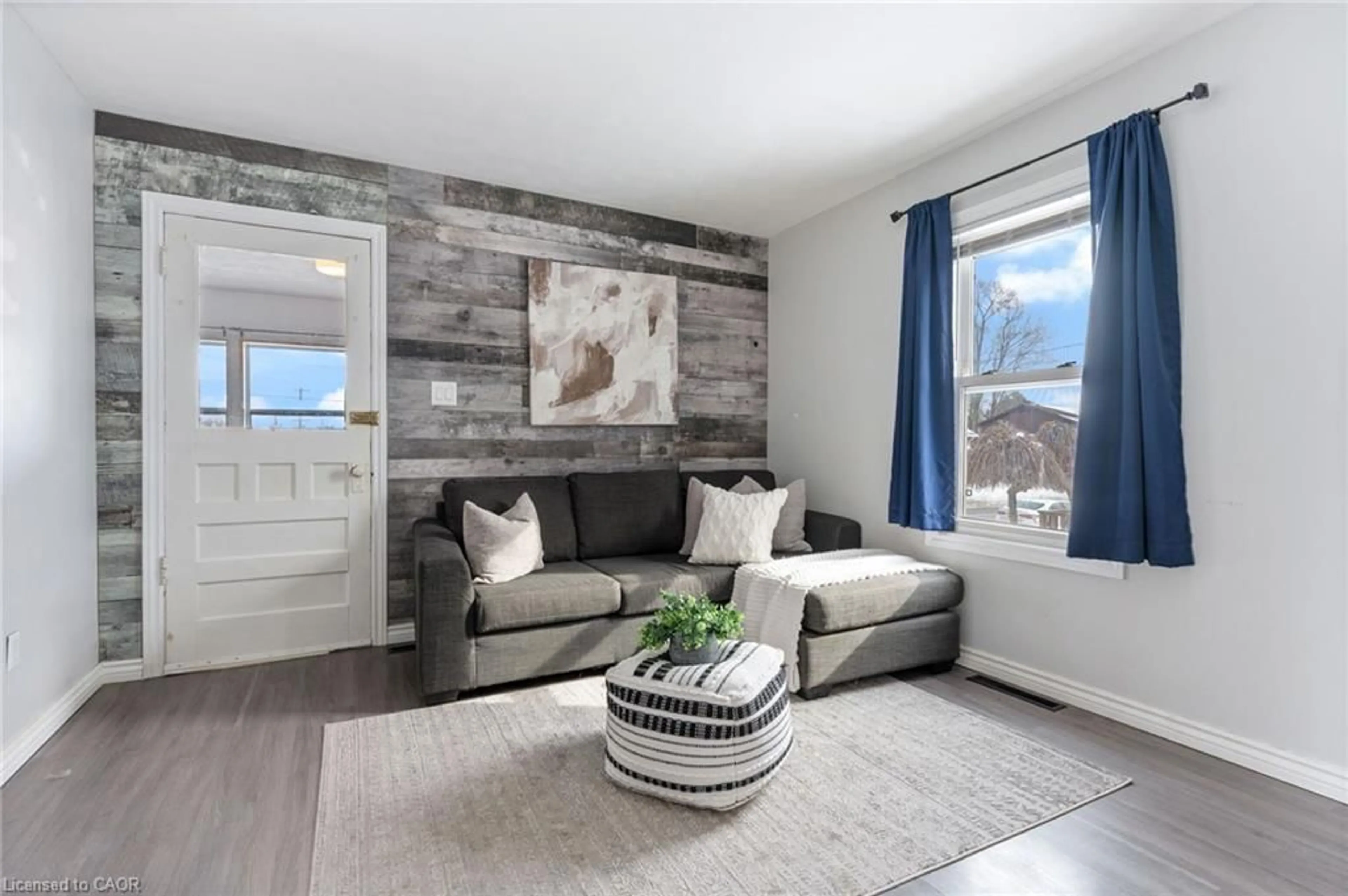 Living room with furniture, wood/laminate floor for 166 Queen St, Simcoe Ontario N3Y 3C6