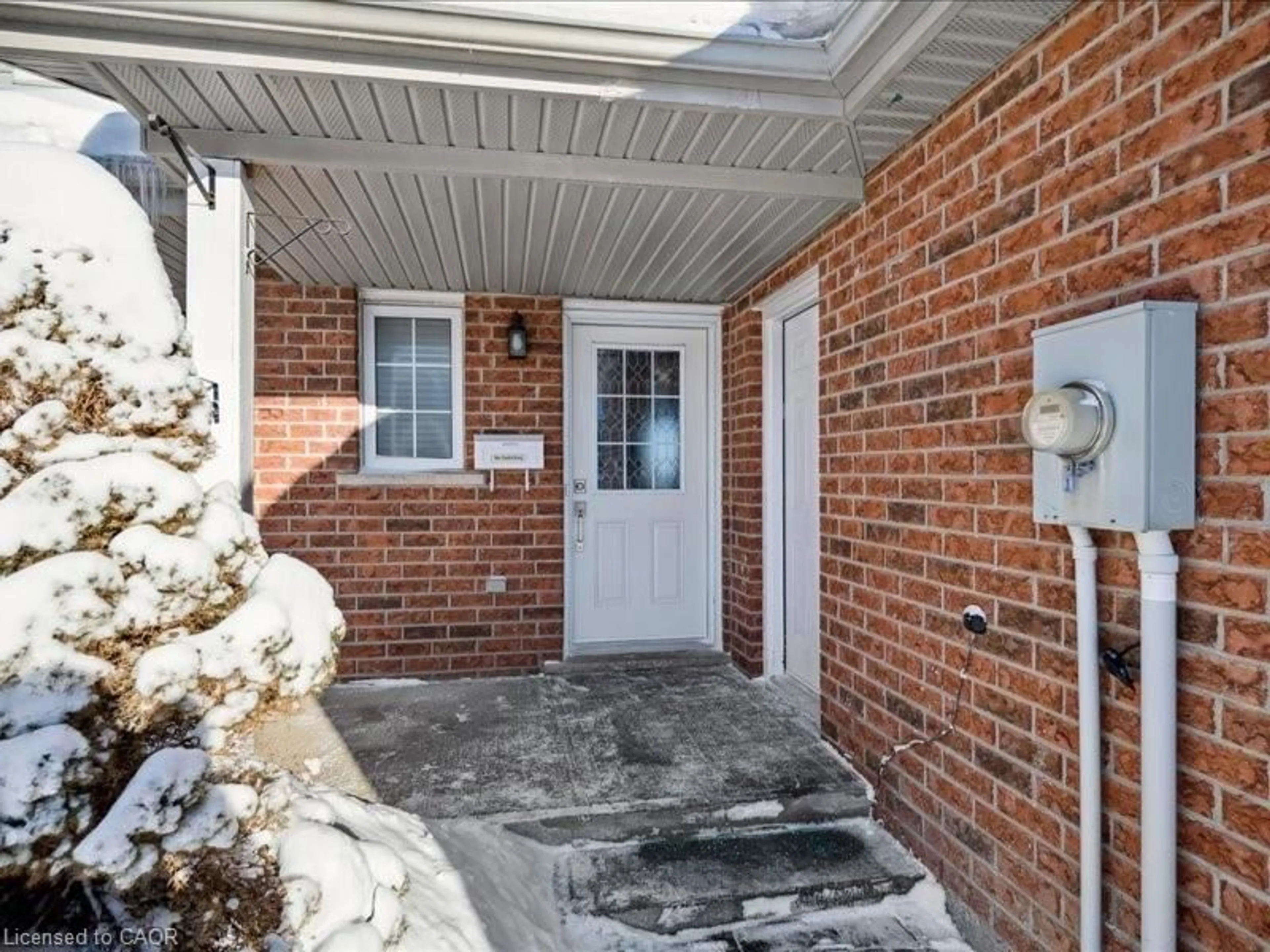Indoor entryway for 82 Ralgreen Cres, Kitchener Ontario N2M 1T9