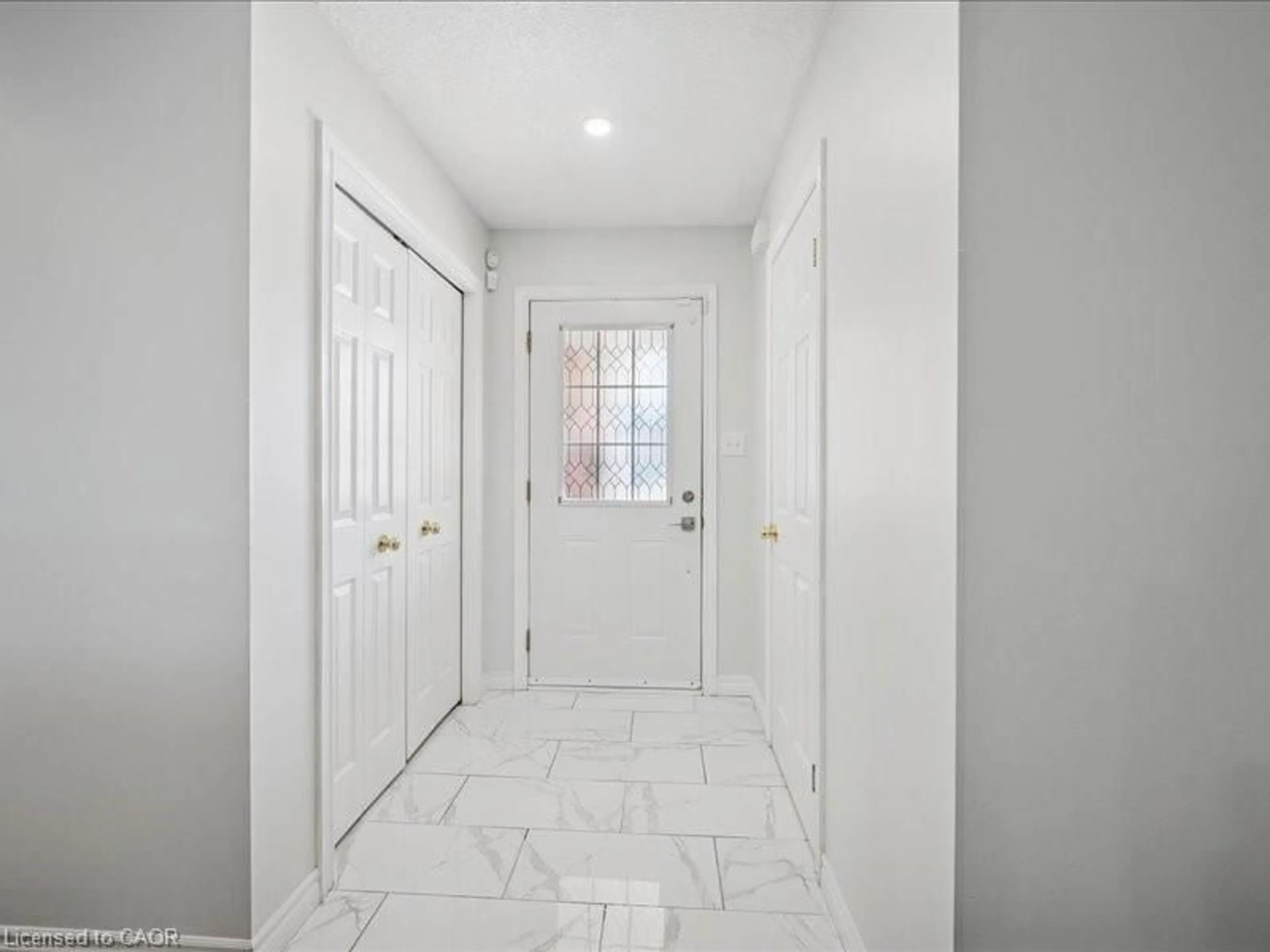 Indoor entryway for 82 Ralgreen Cres, Kitchener Ontario N2M 1T9