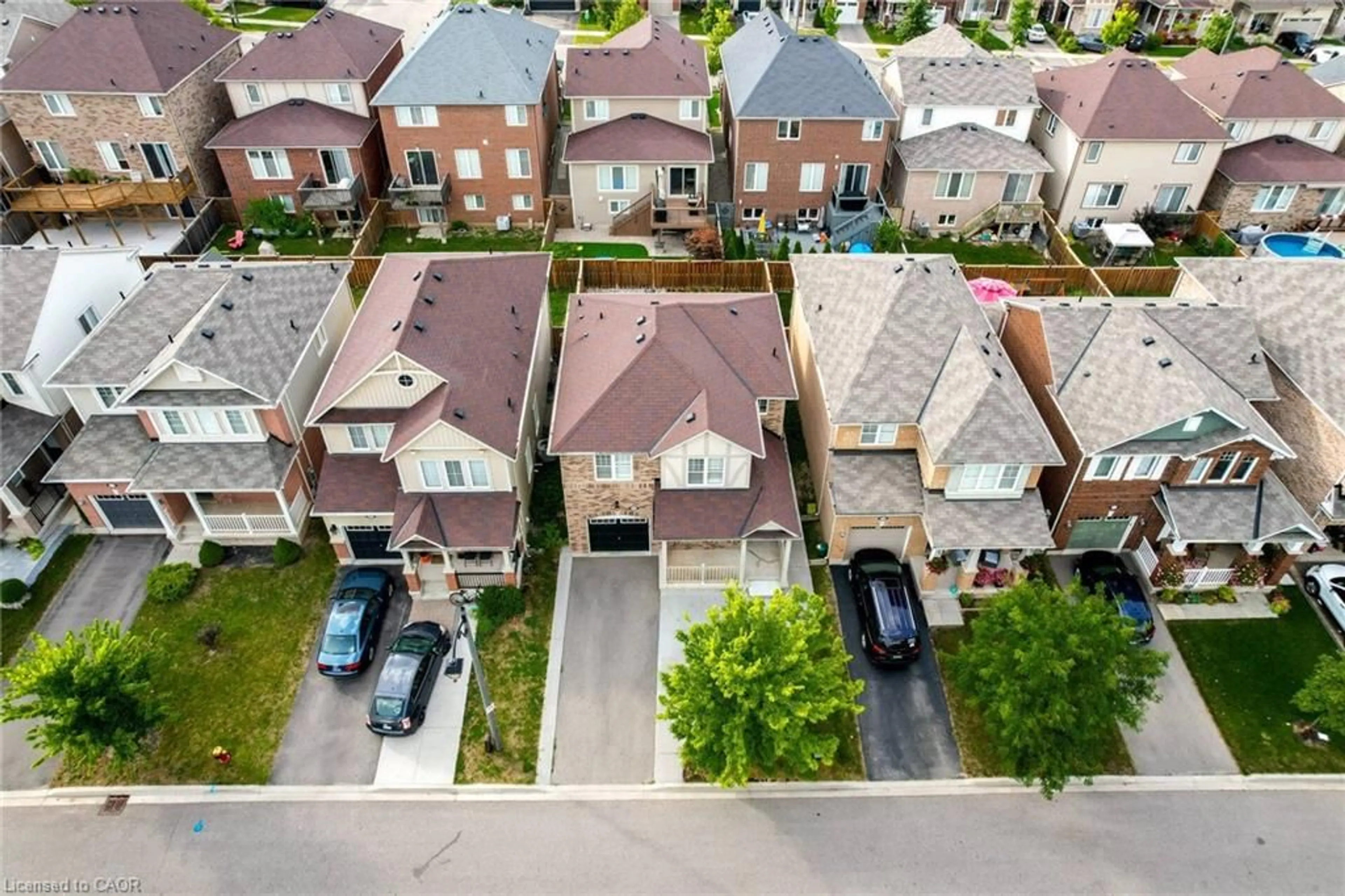 A pic from outside/outdoor area/front of a property/back of a property/a pic from drone, street for 485 Tyrone Cres, Milton Ontario L9T 8J8