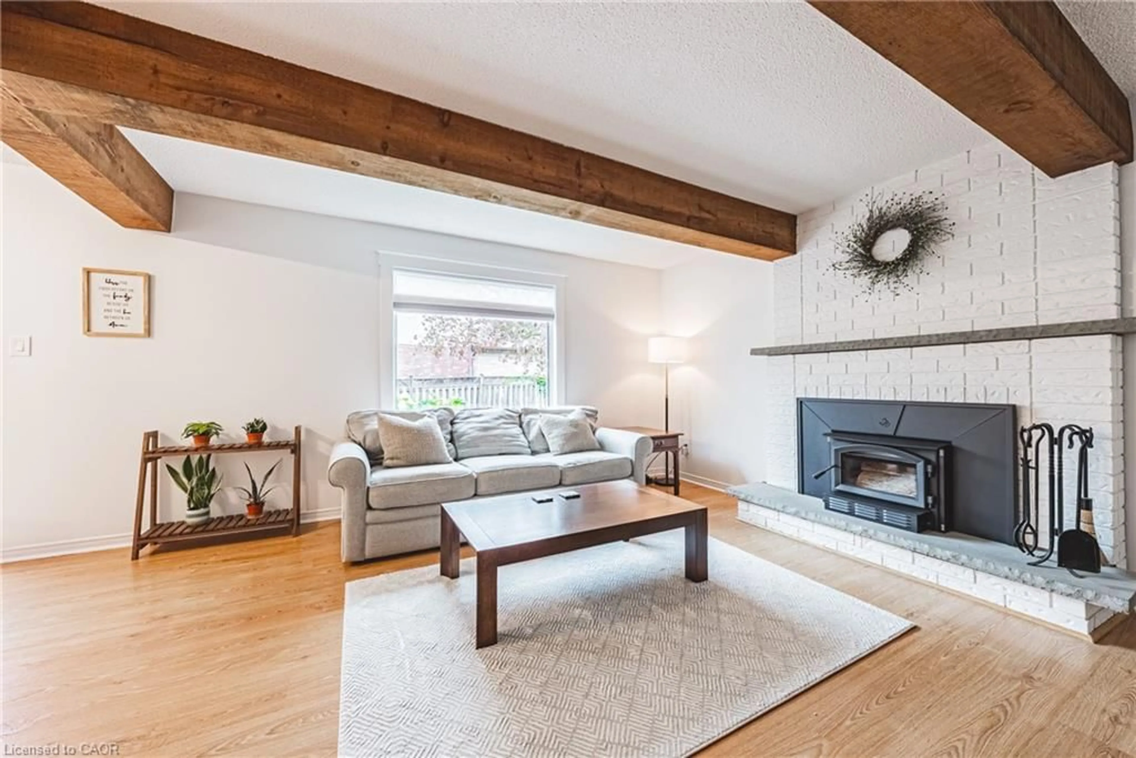 Living room with furniture, wood/laminate floor for 35 Cowan Blvd, Cambridge Ontario N1T 1E6