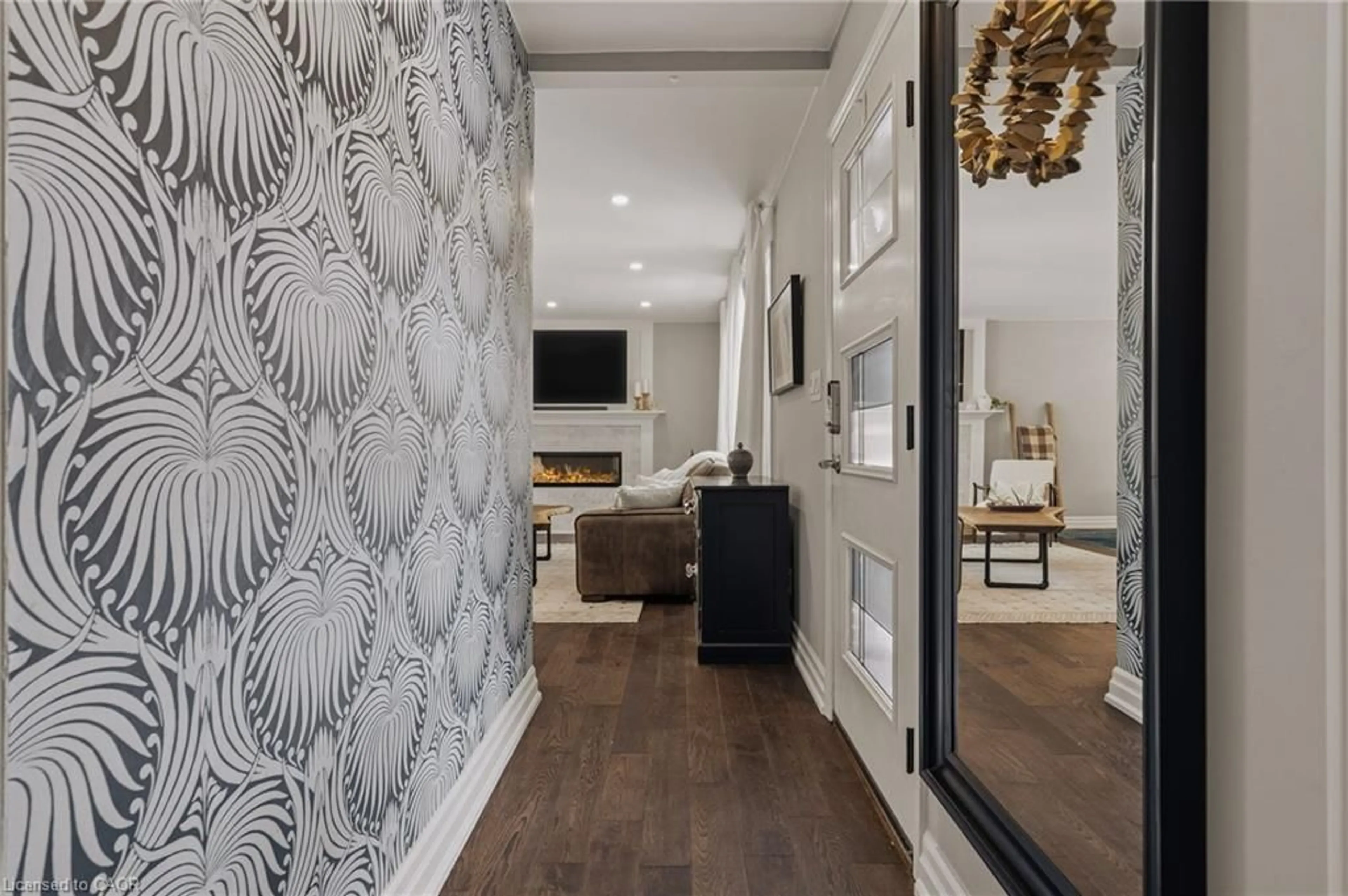 Indoor entryway for 2424 Eileen Dr, Burlington Ontario L7R 1M8