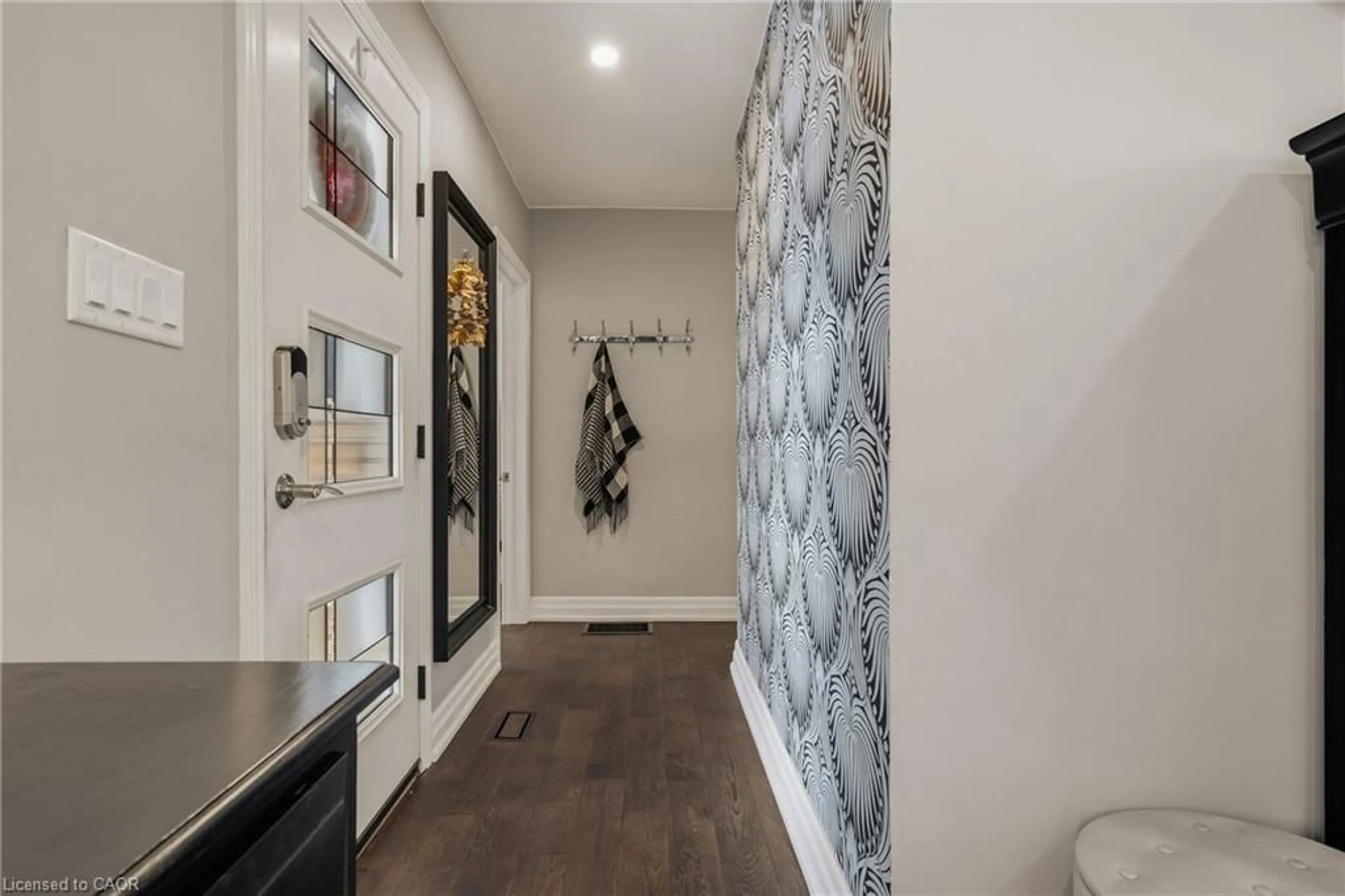 Indoor entryway for 2424 Eileen Dr, Burlington Ontario L7R 1M8