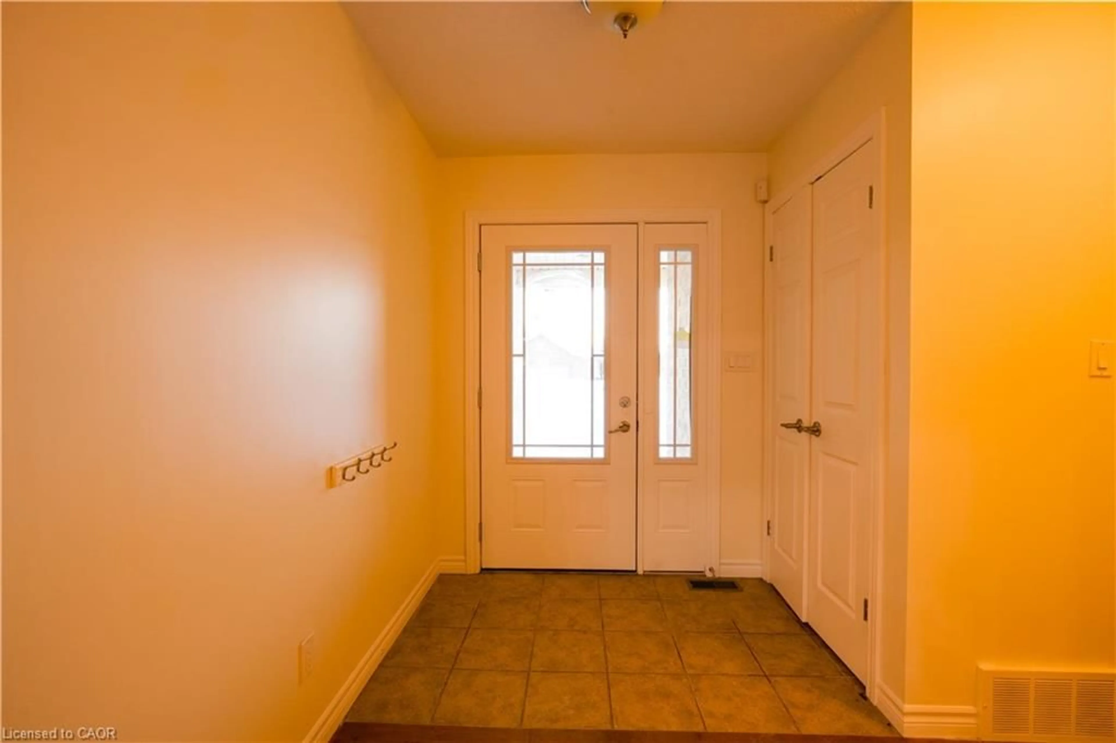 Indoor entryway for 401 Carling Terr, Wingham Ontario N0G 2W0