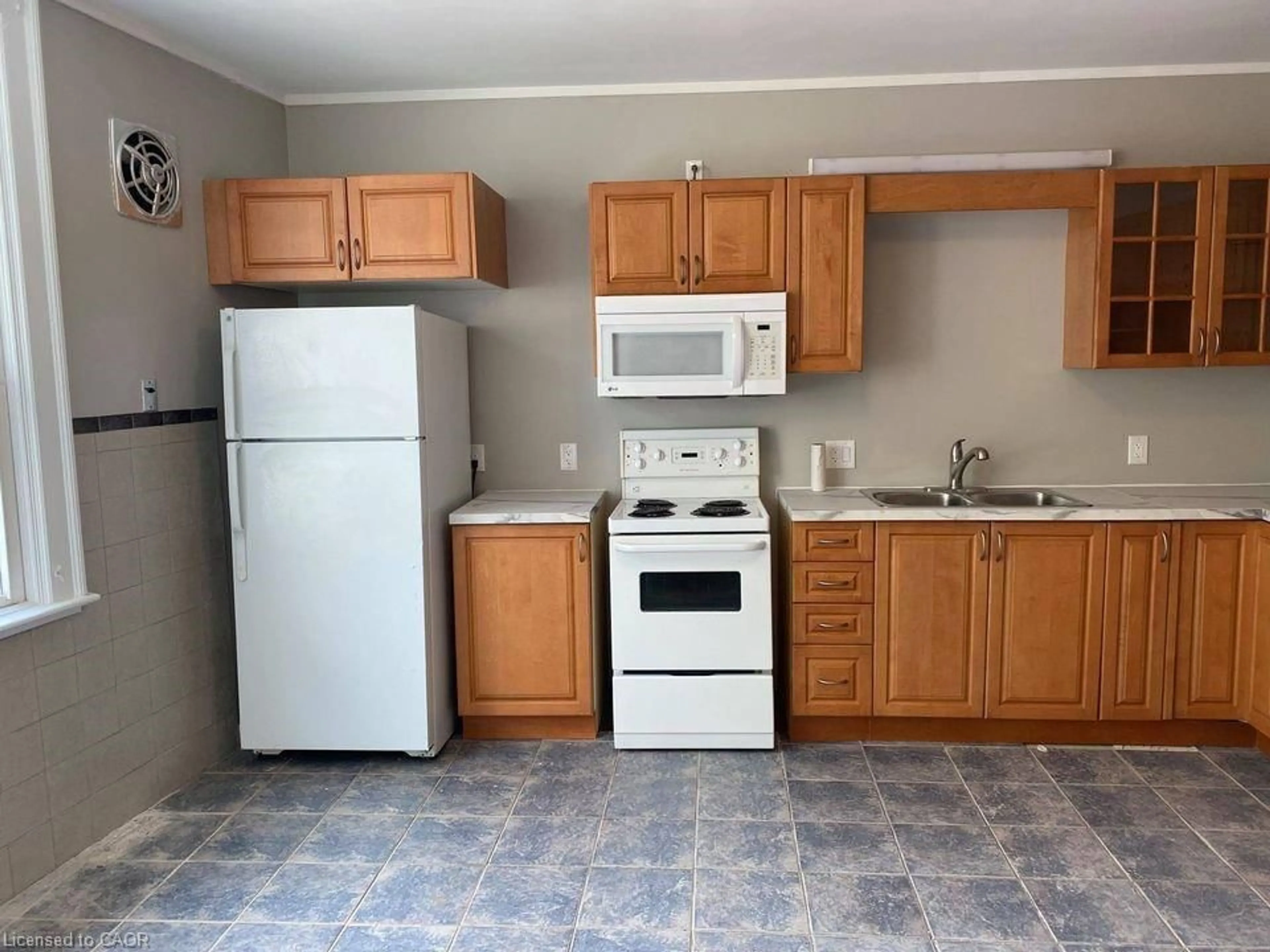 Standard kitchen, unknown for 249-253 Church St, St. Catharines Ontario L2R 3E8