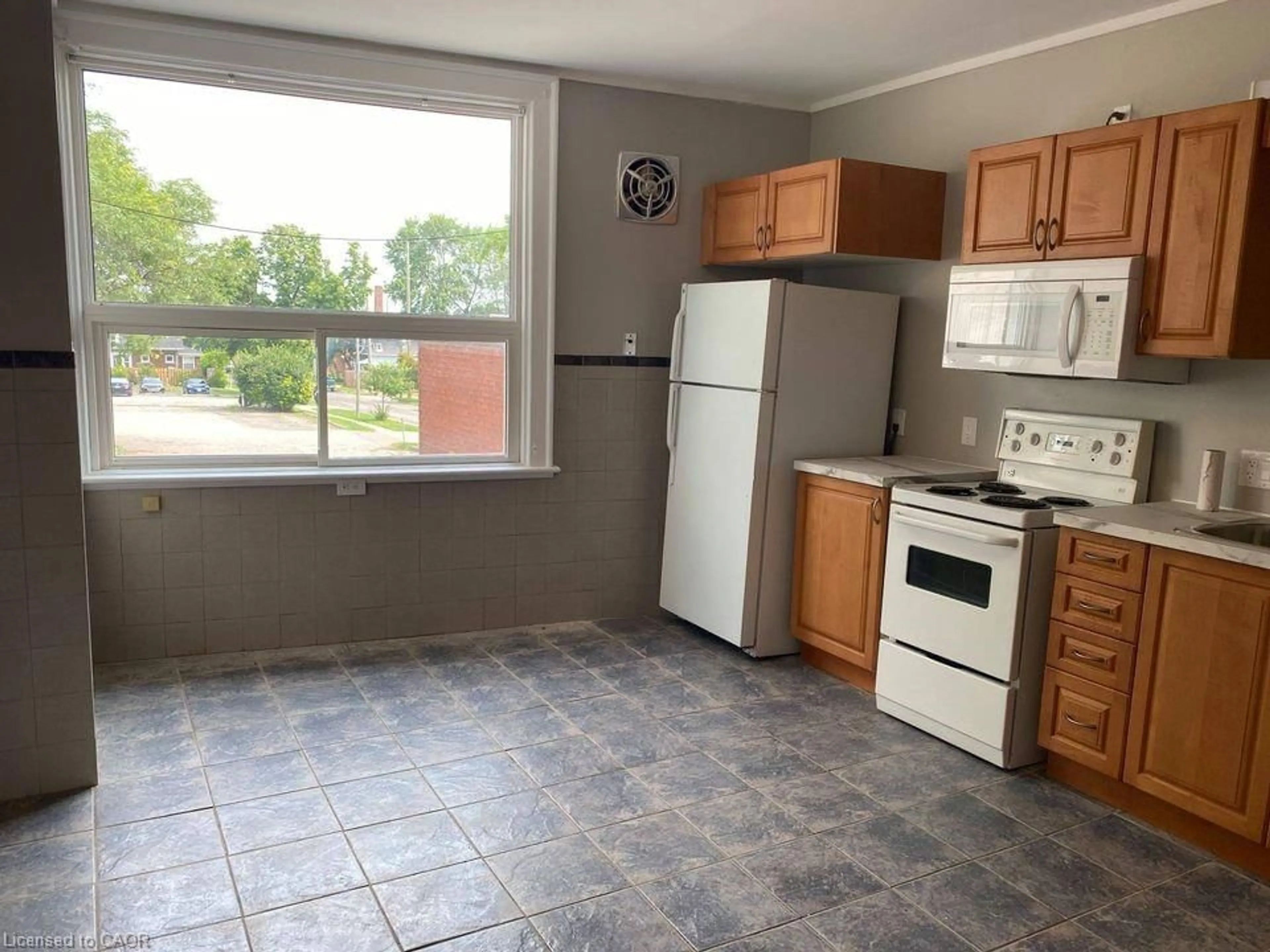 Standard kitchen, unknown for 249-253 Church St, St. Catharines Ontario L2R 3E8