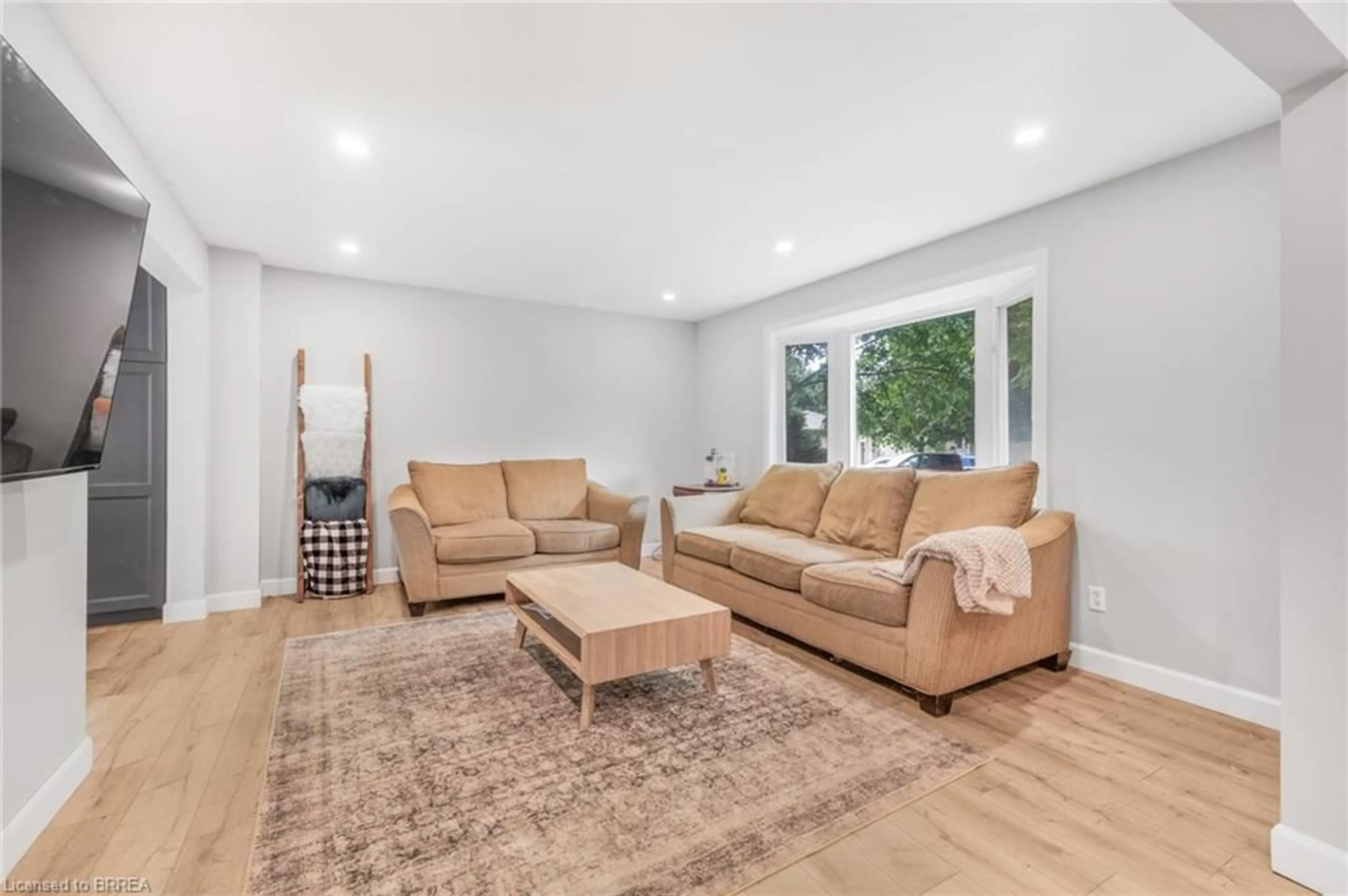 Living room with furniture, unknown for 37 Rose Crt, Paris Ontario N3L 3T9