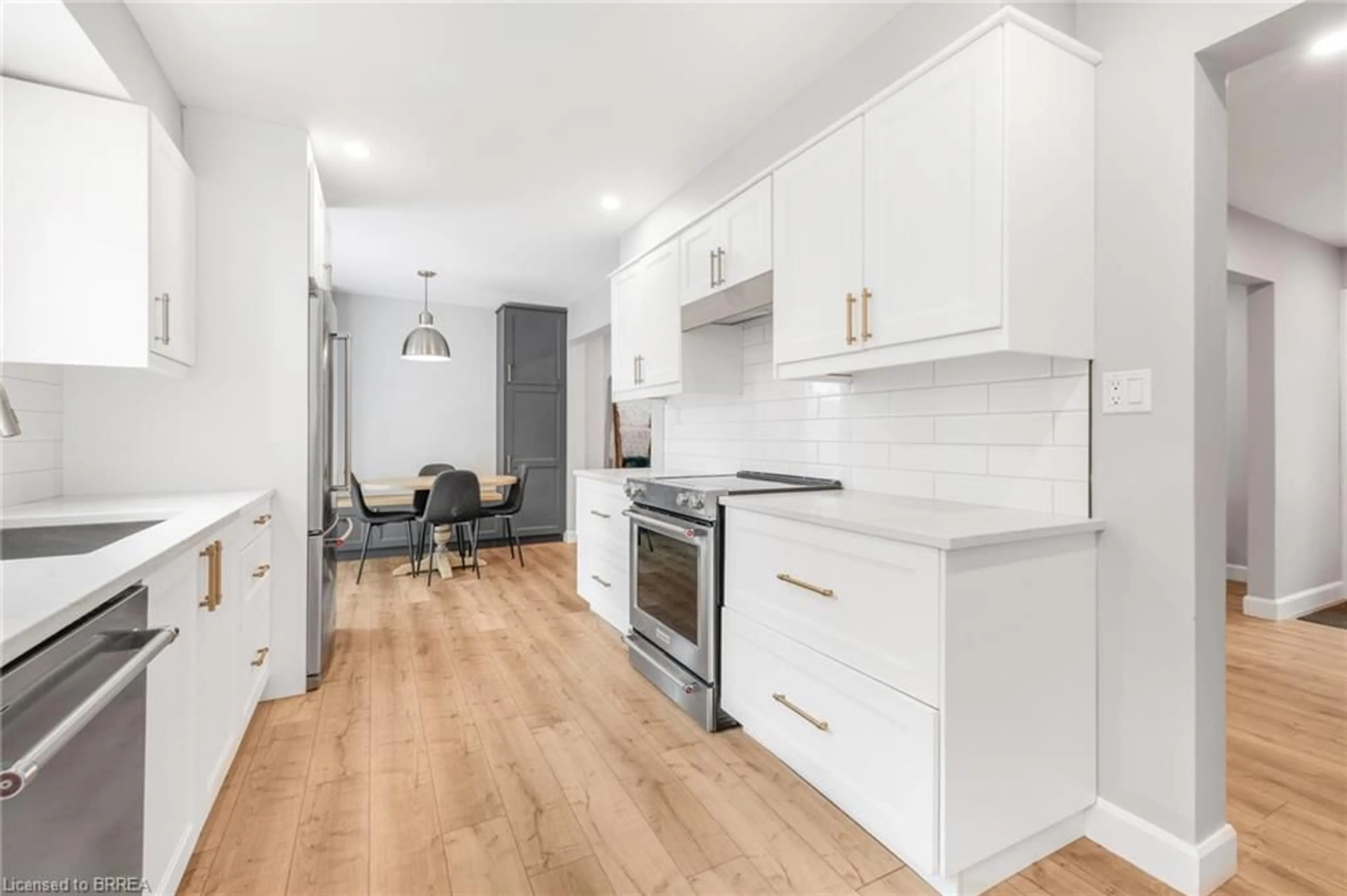 Open concept kitchen, wood/laminate floor for 37 Rose Crt, Paris Ontario N3L 3T9