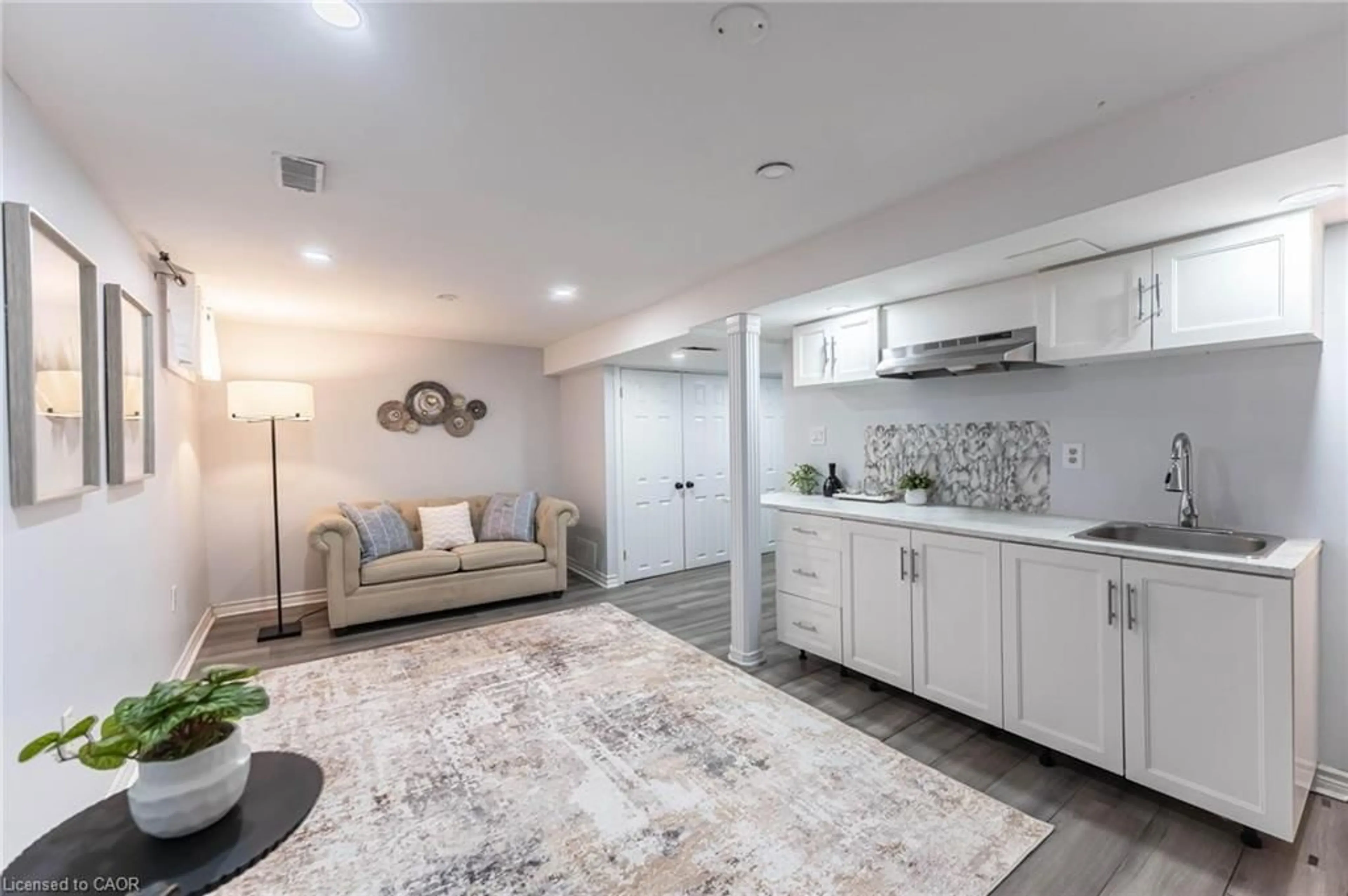 Open concept kitchen, ceramic/tile floor for 899 Stone Church Rd #4, Hamilton Ontario L8W 1B2