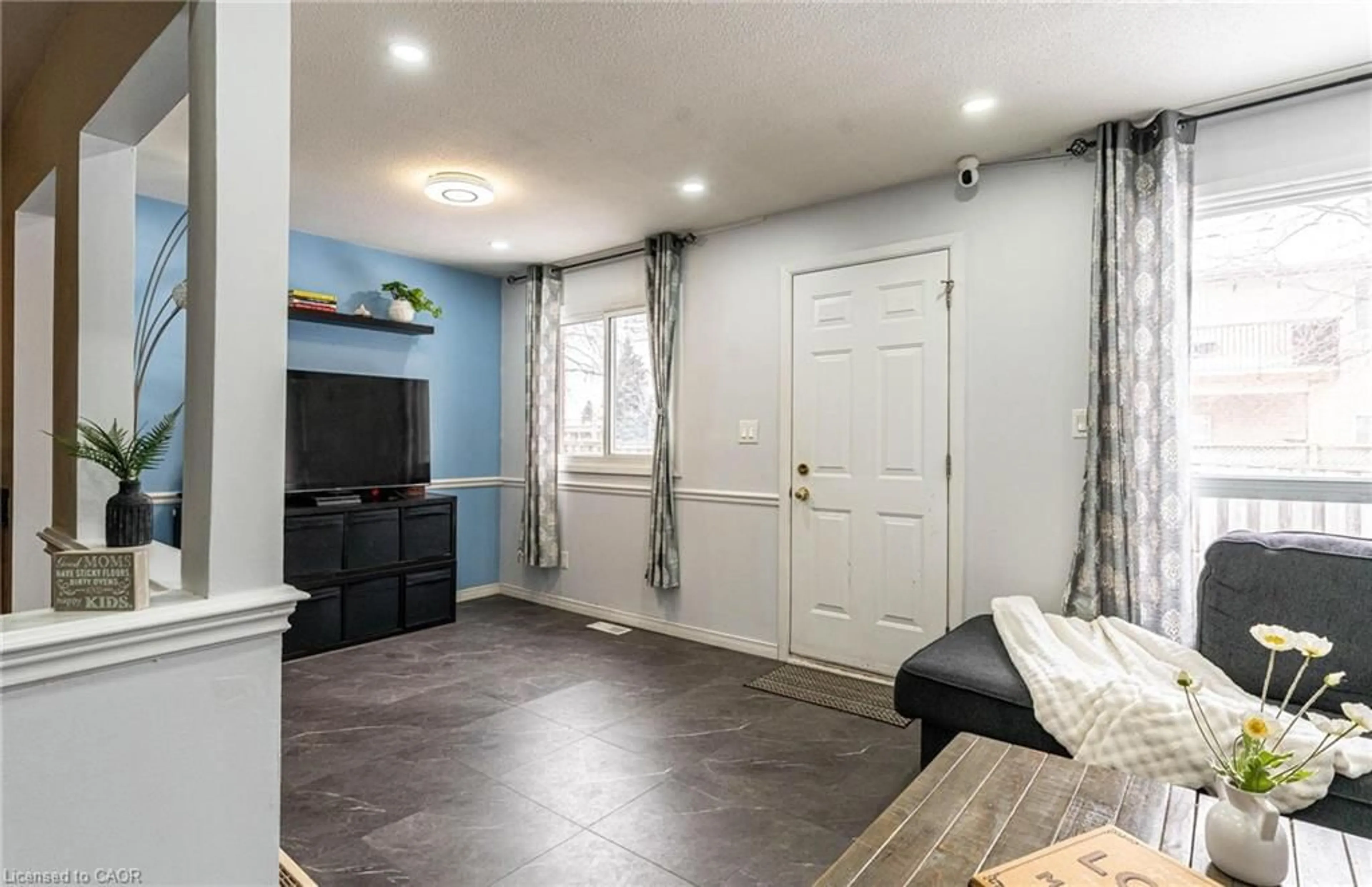 Indoor entryway for 899 Stone Church Rd #4, Hamilton Ontario L8W 1B2