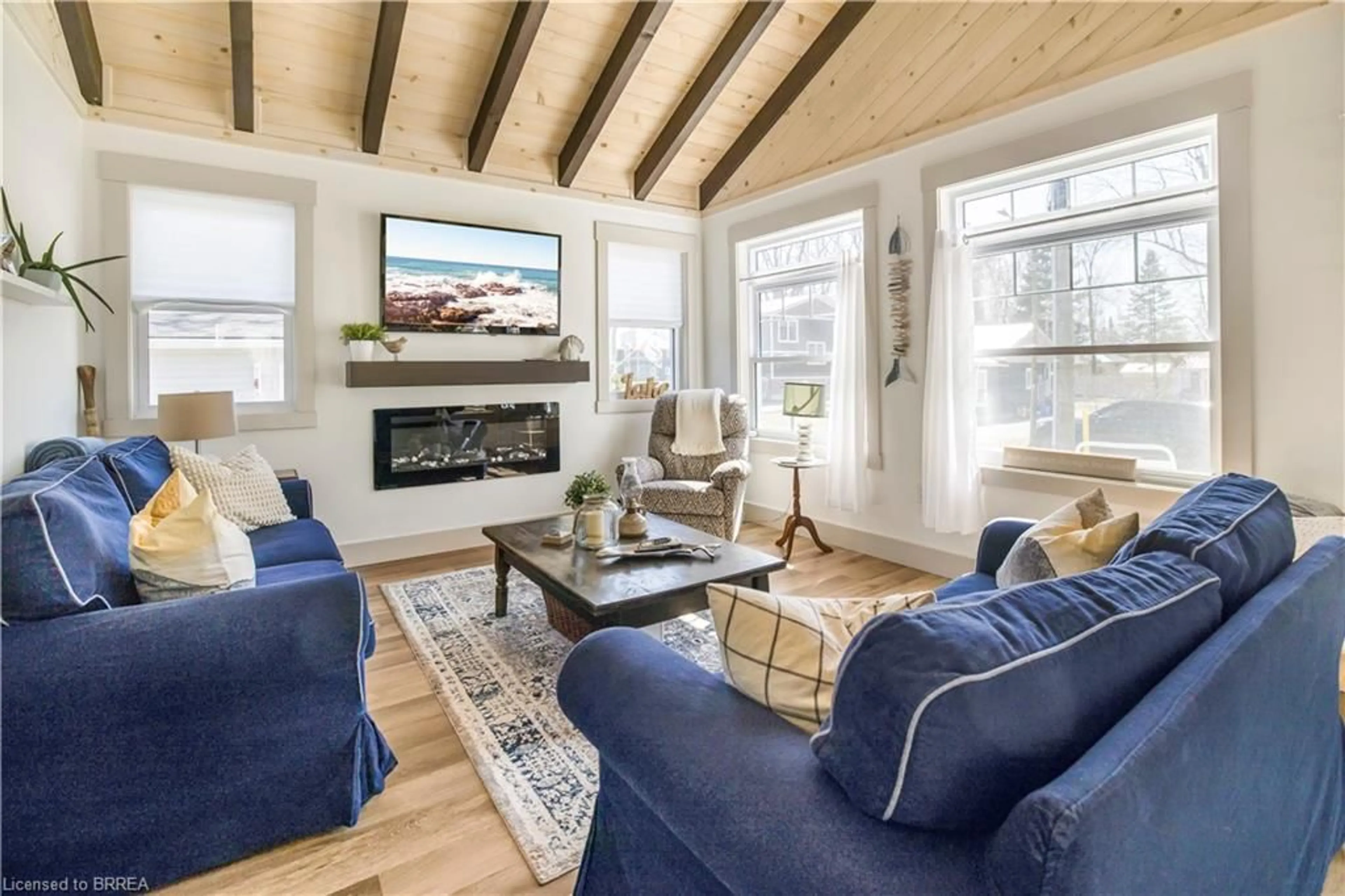 Living room with furniture, wood/laminate floor for 7 Pellum St, Turkey Point Ontario N0E 1T0