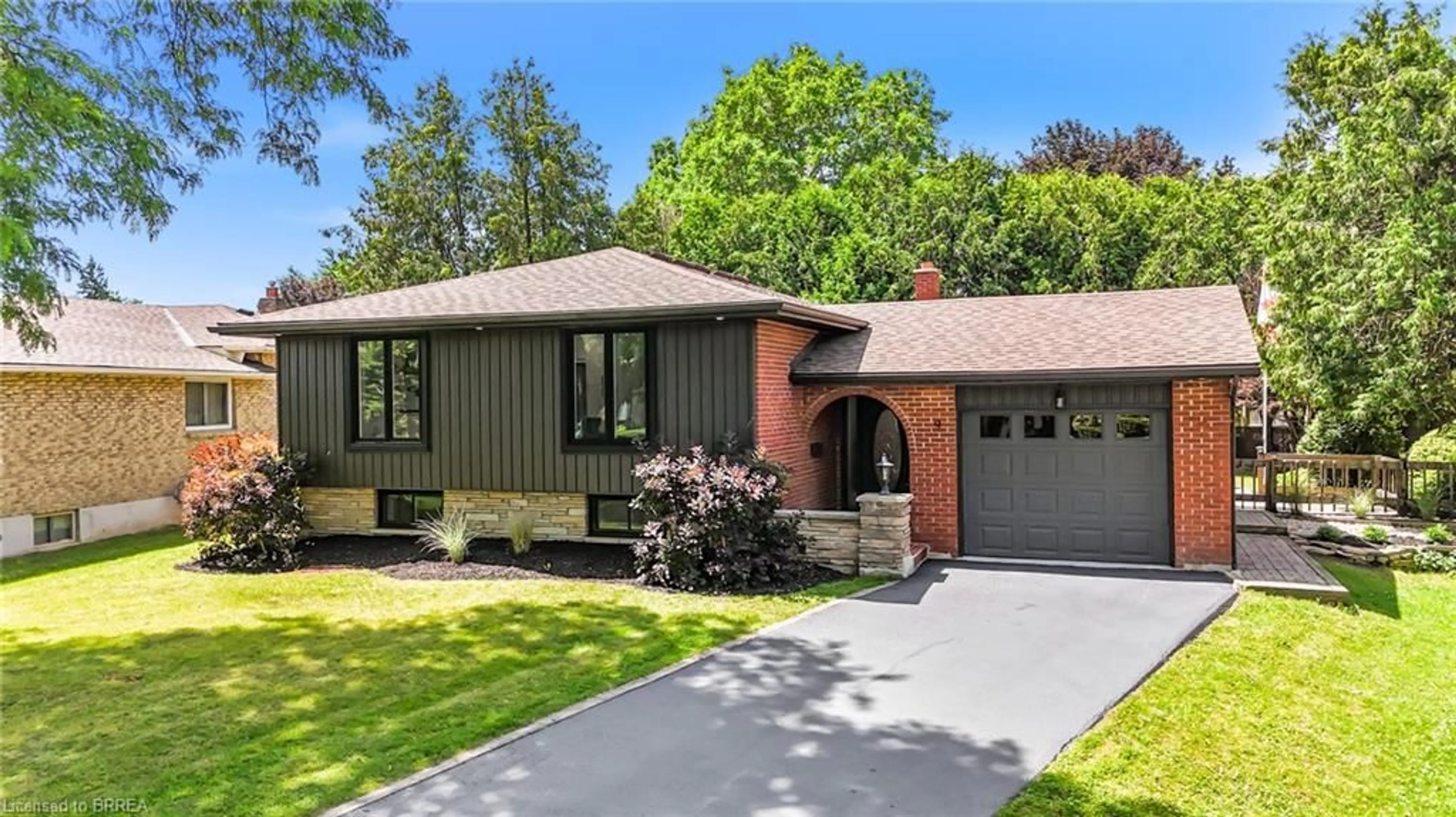 Home with brick exterior material, street for 9 Ventnor Crt, Brantford Ontario N3R 6L8