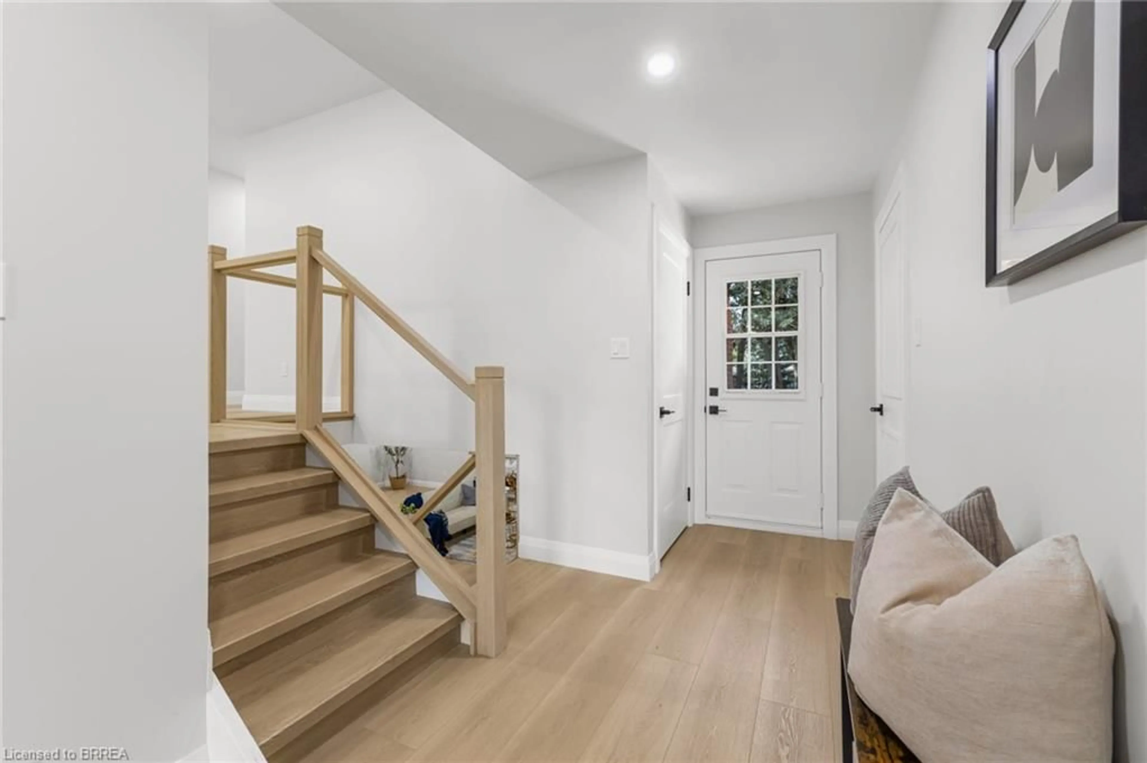 Indoor entryway for 9 Ventnor Crt, Brantford Ontario N3R 6L8