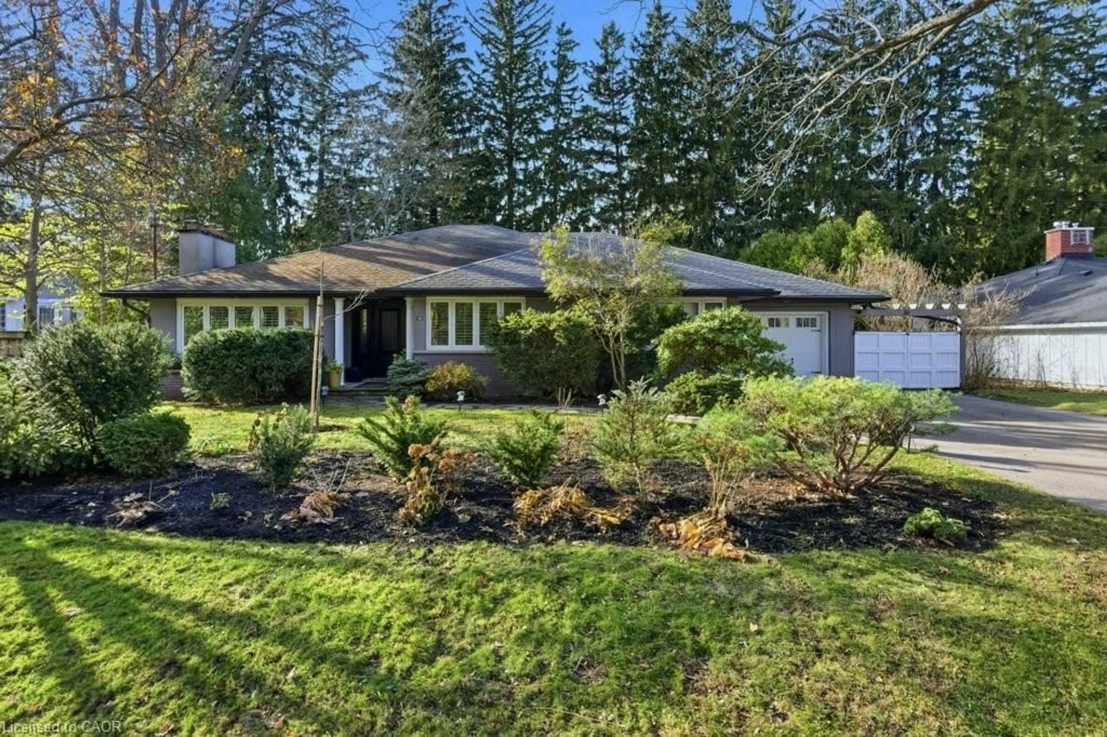 A pic from outside/outdoor area/front of a property/back of a property/a pic from drone, unknown for 16 Lovers Lane, Ancaster Ontario L9G 1G3