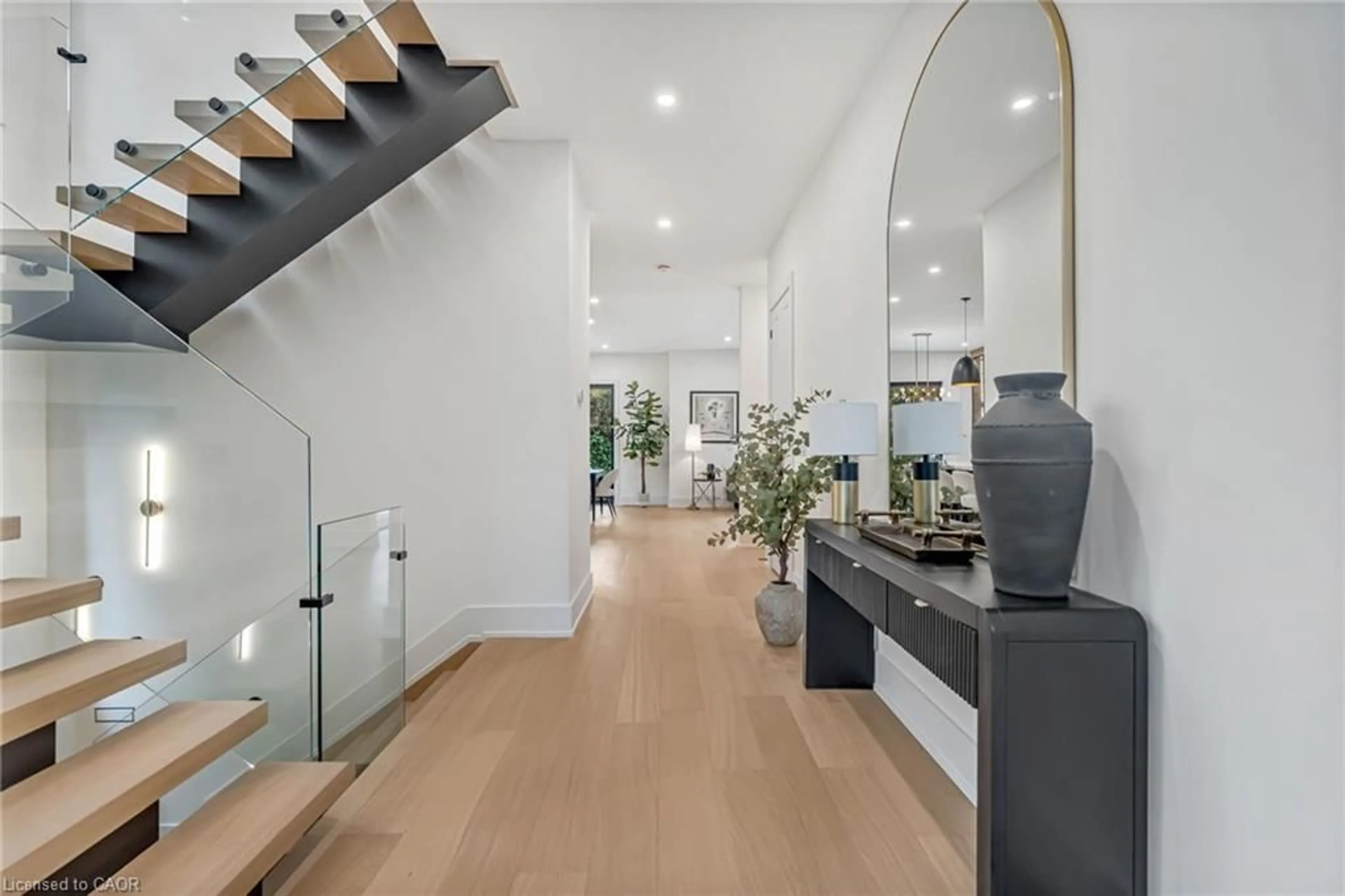 Indoor foyer for 144 Mansfield Dr, Oakville Ontario L6H 1K4