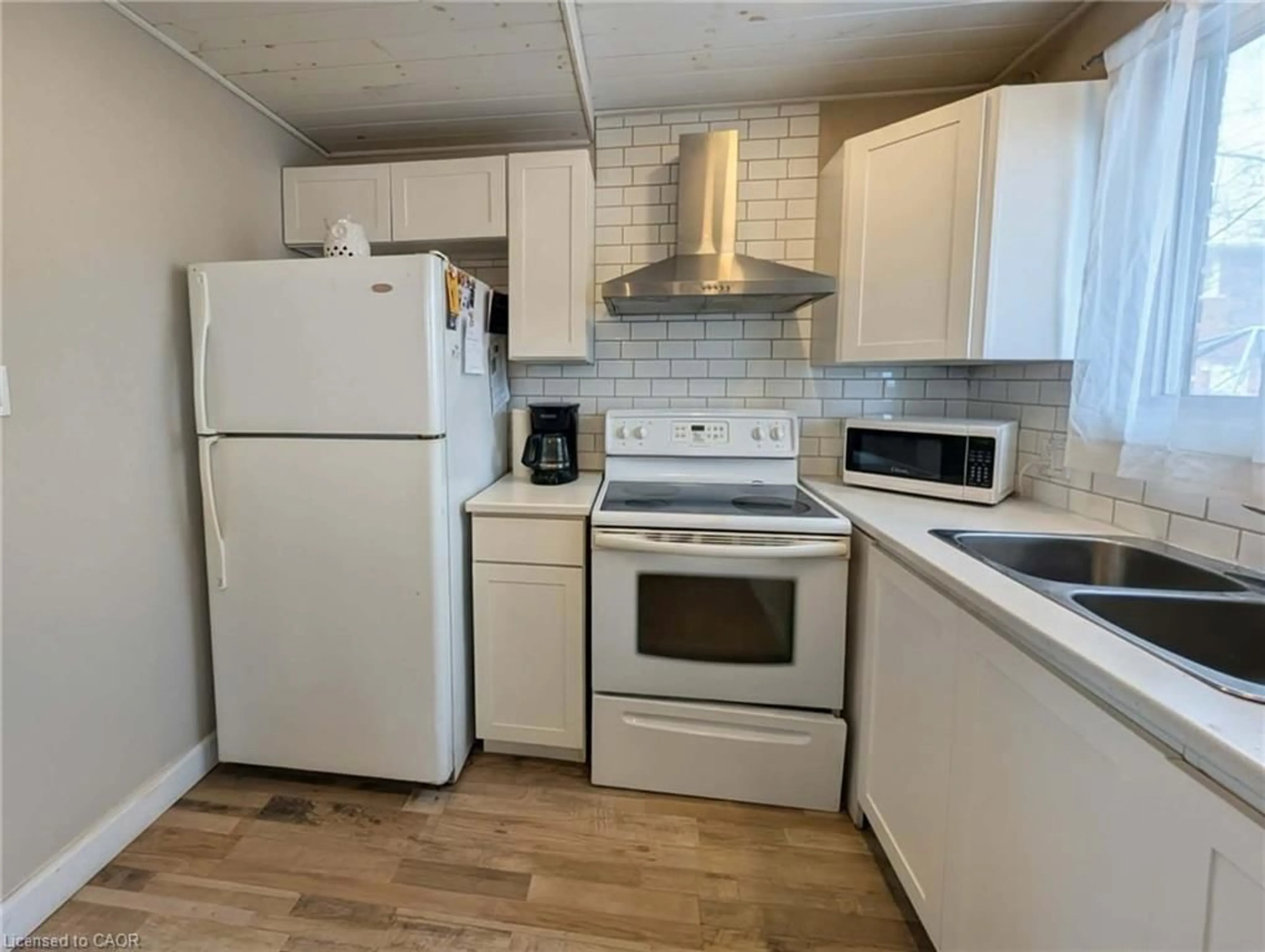 Standard kitchen, unknown for 105 Main St, Dunnville Ontario N1A 3C8