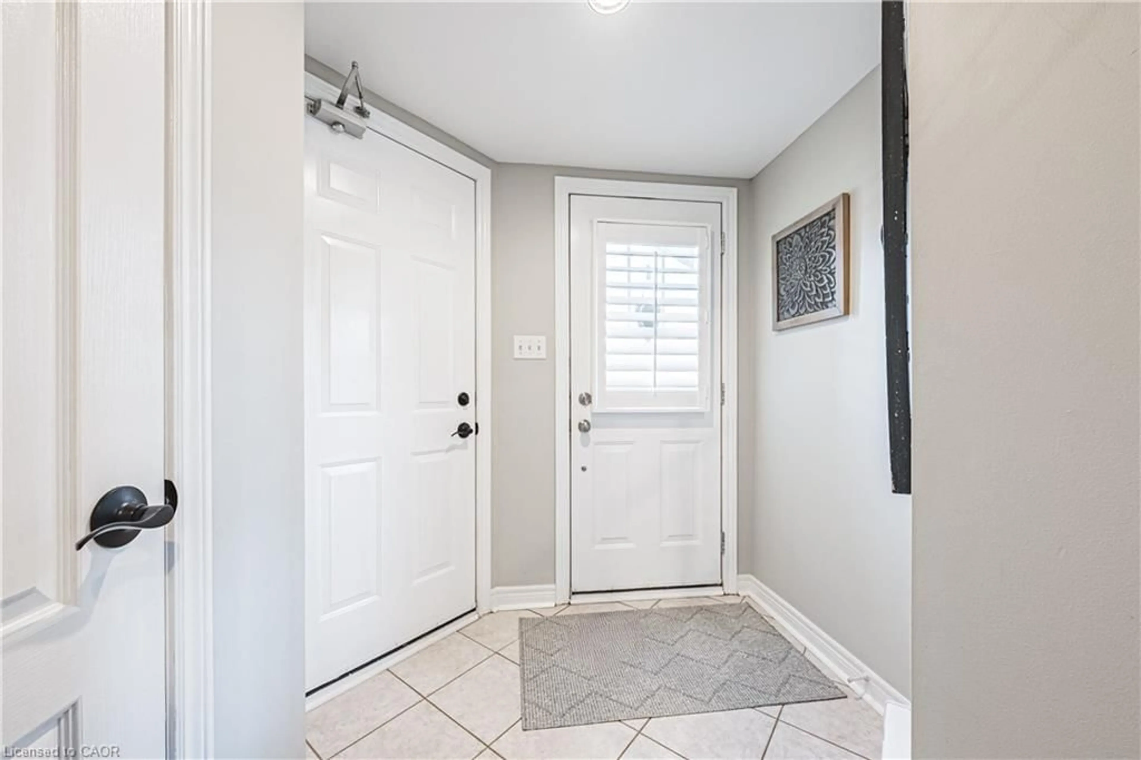 Indoor entryway for 705 Cumberland Ave #18, Burlington Ontario L7N 3W4